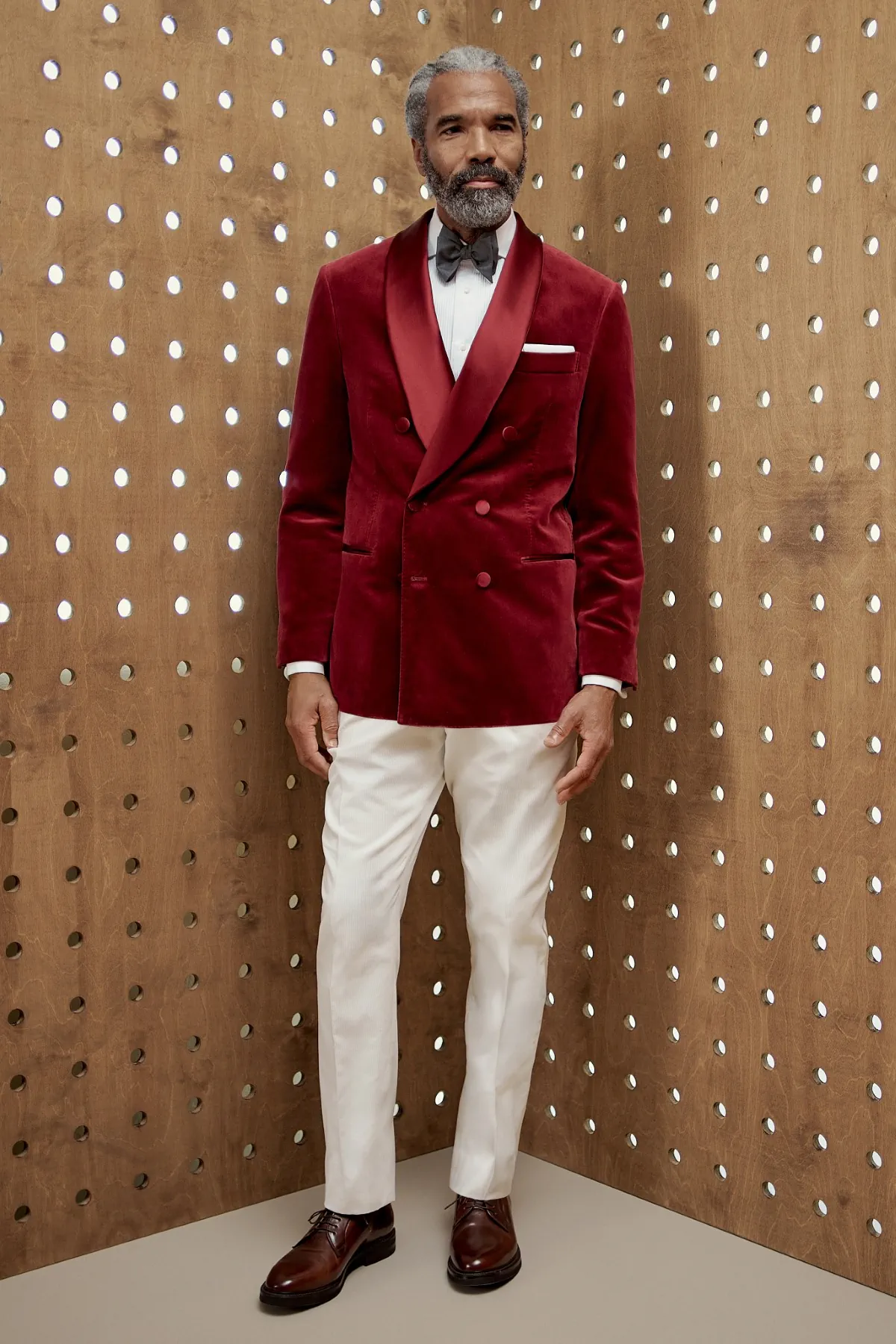 La collection Brunello Cucinelli Automne 2025 allie tradition et modernité avec une touche vibrante