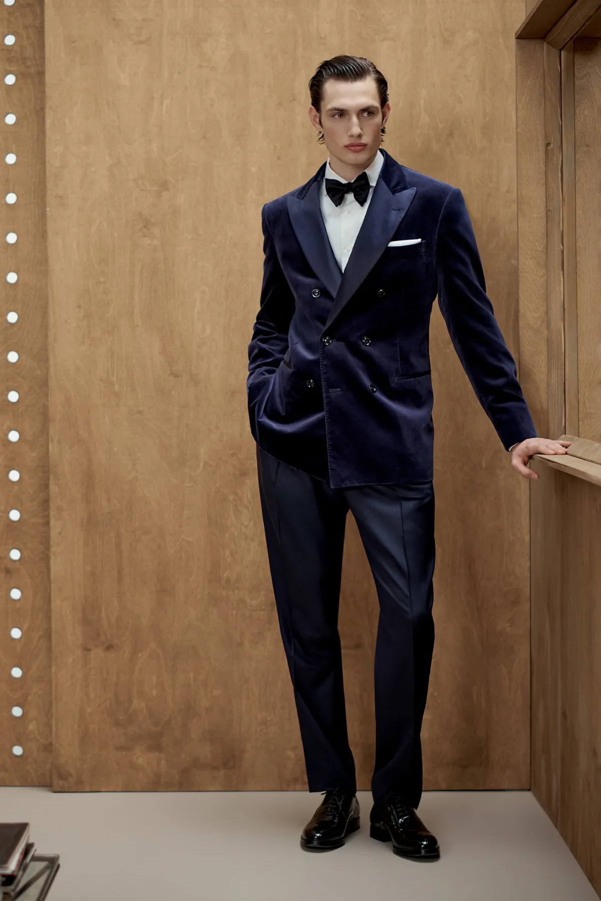 La collection Brunello Cucinelli Automne 2025 allie tradition et modernité avec une touche vibrante