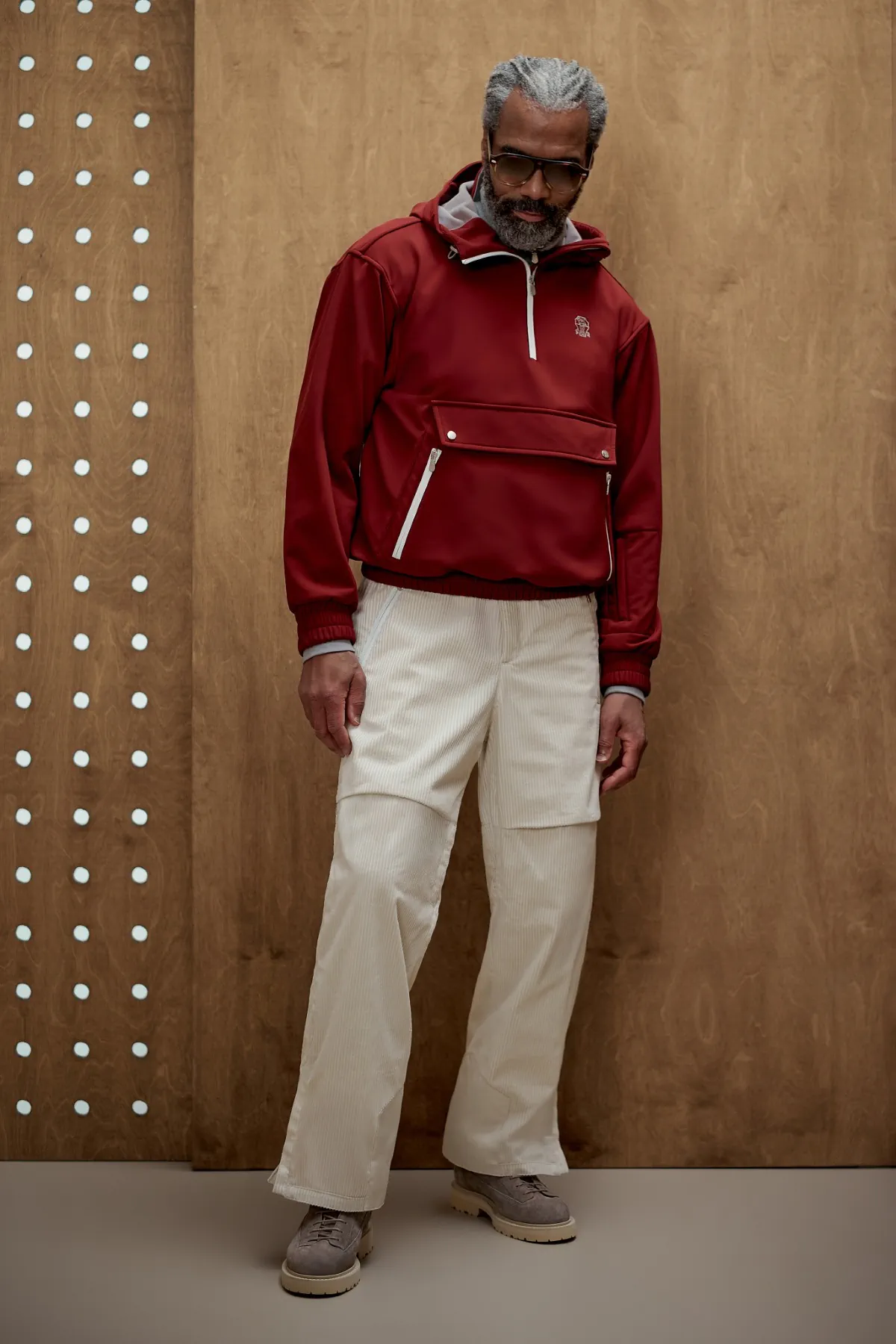 La collection Brunello Cucinelli Automne 2025 allie tradition et modernité avec une touche vibrante