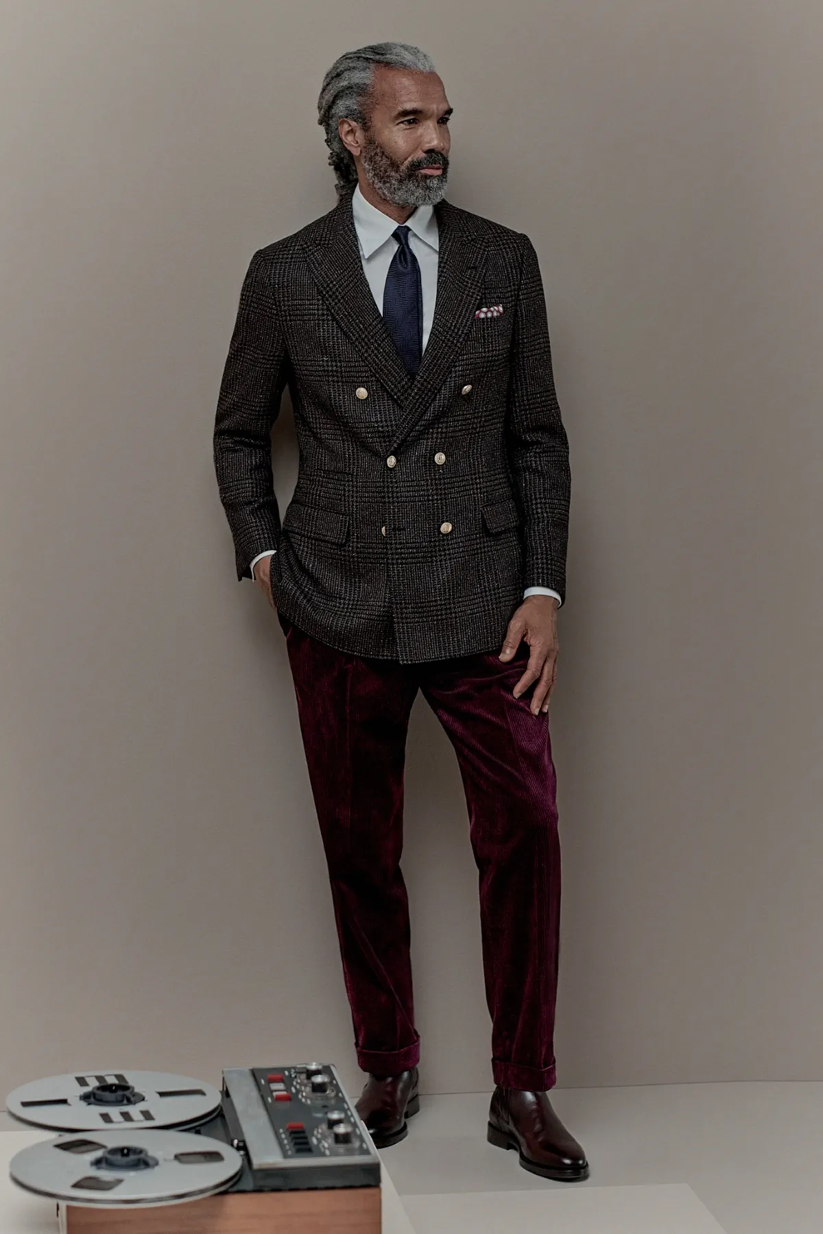 La collection Brunello Cucinelli Automne 2025 allie tradition et modernité avec une touche vibrante