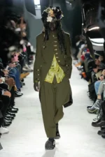 Avec la collection COMME des GARÇONS Homme Plus Automne 2025, Rei Kawakubo rejette la guerre par une réinvention radicale