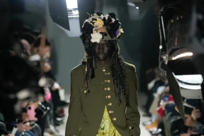 Avec la collection COMME des GARÇONS Homme Plus Automne 2025, Rei Kawakubo rejette la guerre par une réinvention radicale