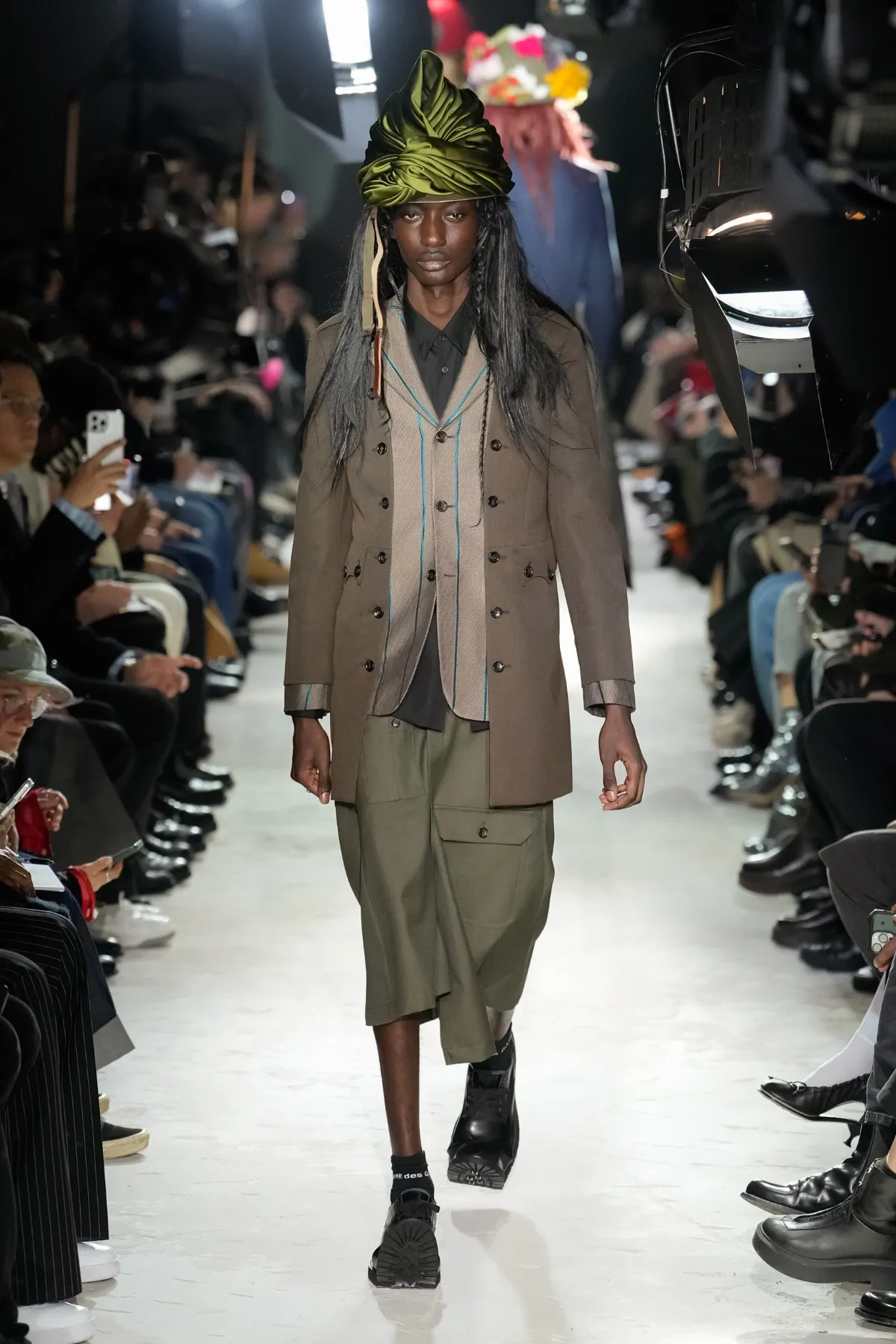 Avec la collection COMME des GARÇONS Homme Plus Automne 2025, Rei Kawakubo rejette la guerre par une réinvention radicale