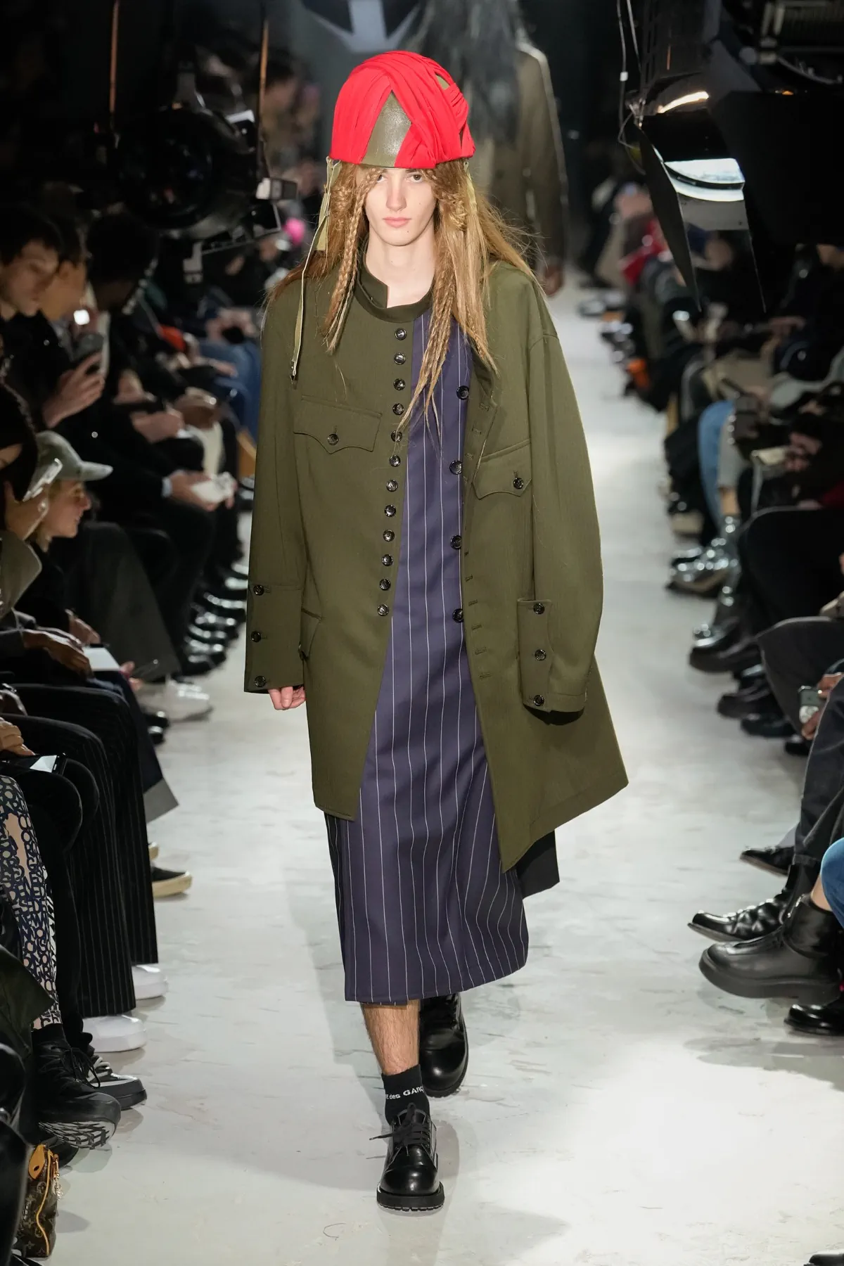 Avec la collection COMME des GARÇONS Homme Plus Automne 2025, Rei Kawakubo rejette la guerre par une réinvention radicale