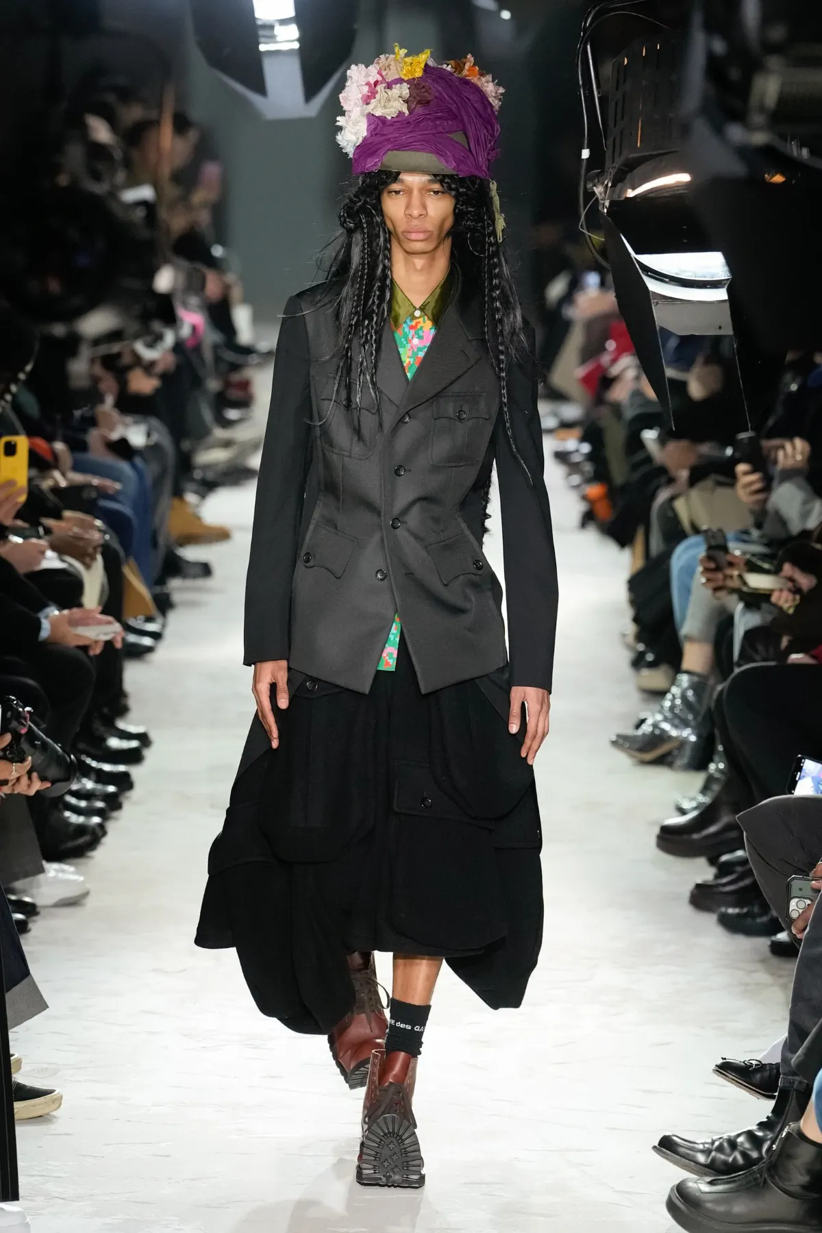 Avec la collection COMME des GARÇONS Homme Plus Automne 2025, Rei Kawakubo rejette la guerre par une réinvention radicale