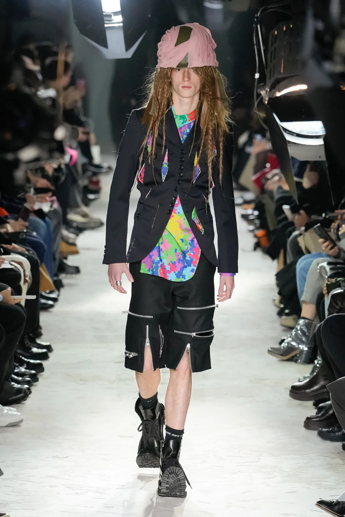 Avec la collection COMME des GARÇONS Homme Plus Automne 2025, Rei Kawakubo rejette la guerre par une réinvention radicale