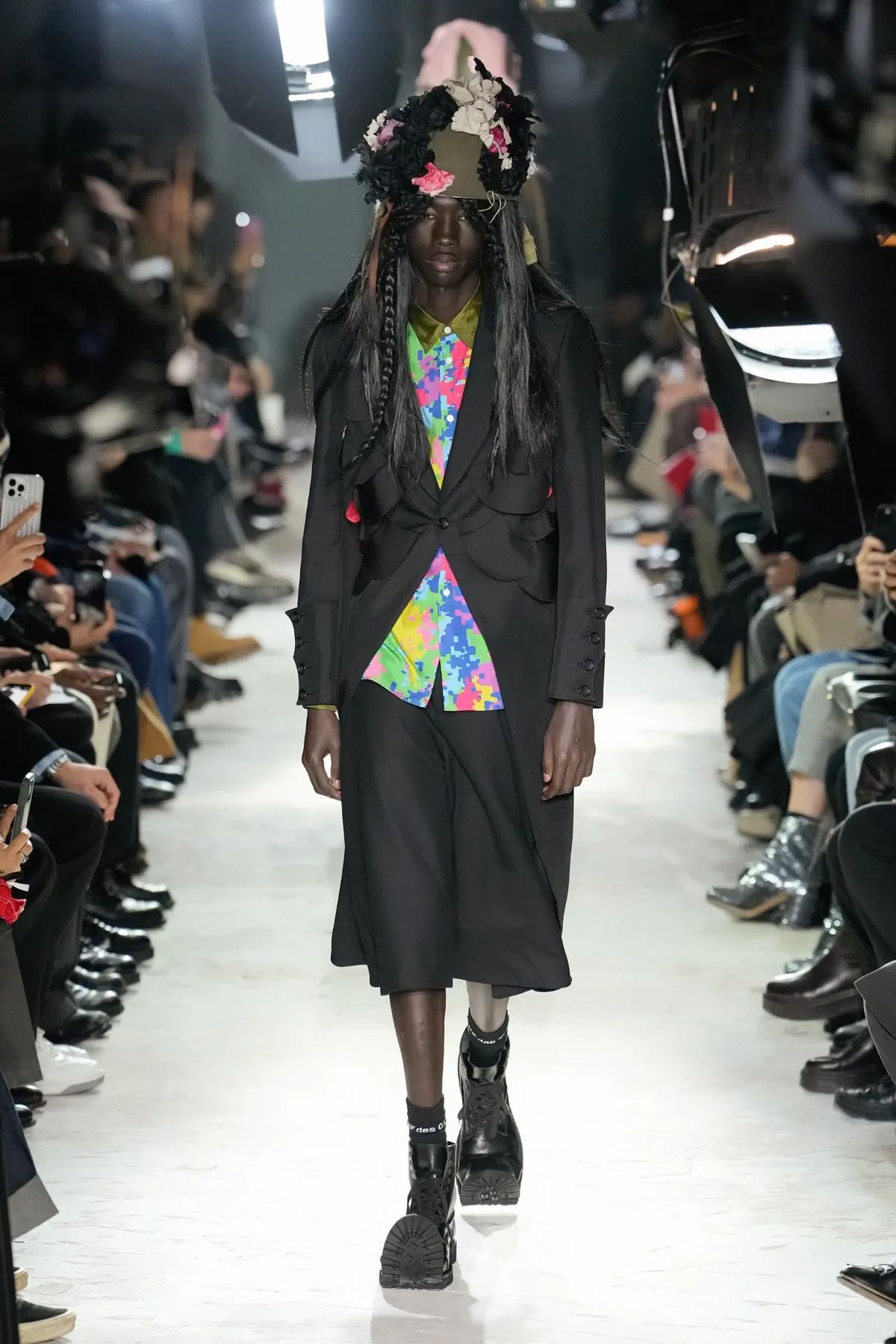 Avec la collection COMME des GARÇONS Homme Plus Automne 2025, Rei Kawakubo rejette la guerre par une réinvention radicale