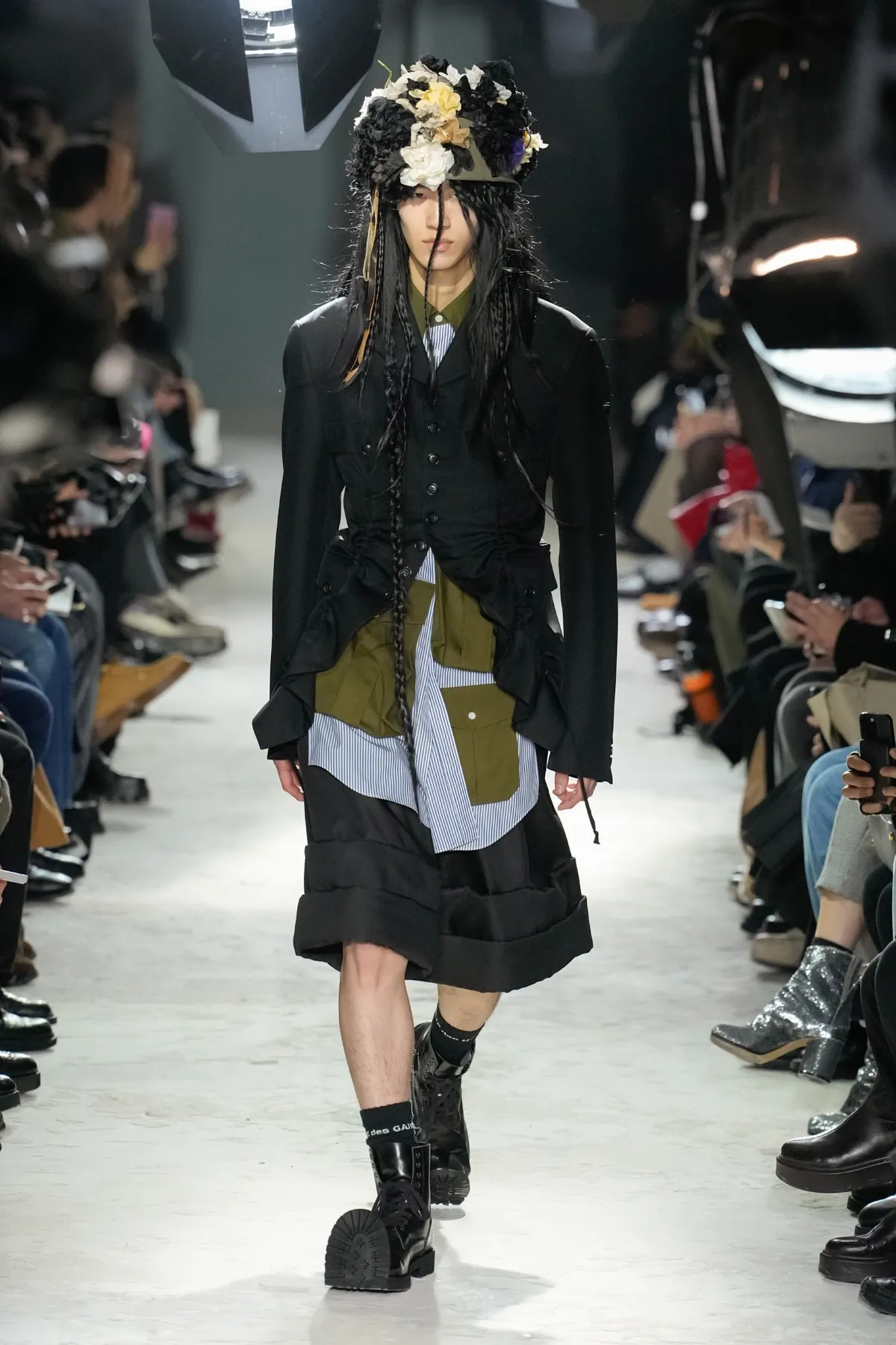Avec la collection COMME des GARÇONS Homme Plus Automne 2025, Rei Kawakubo rejette la guerre par une réinvention radicale