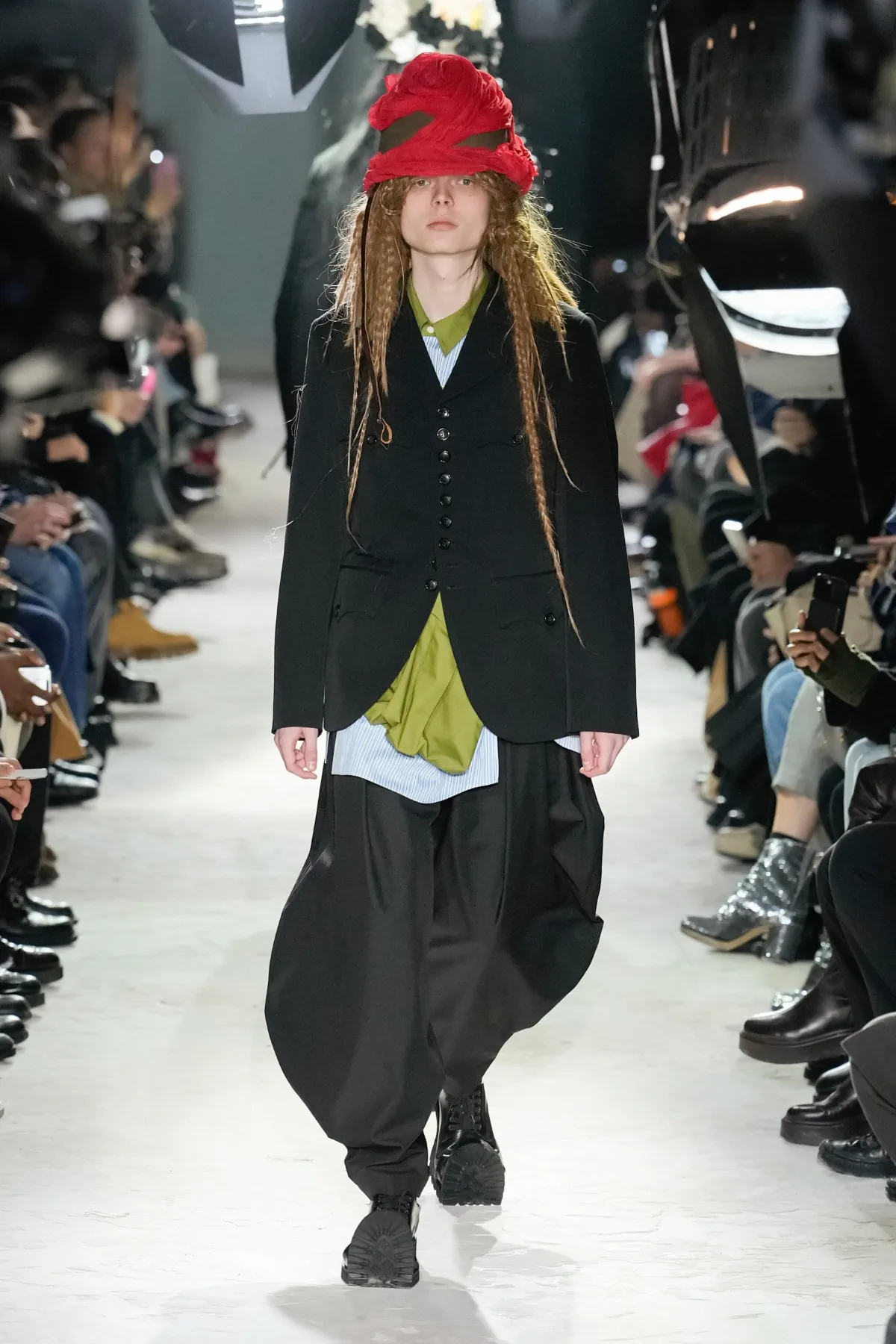 Avec la collection COMME des GARÇONS Homme Plus Automne 2025, Rei Kawakubo rejette la guerre par une réinvention radicale