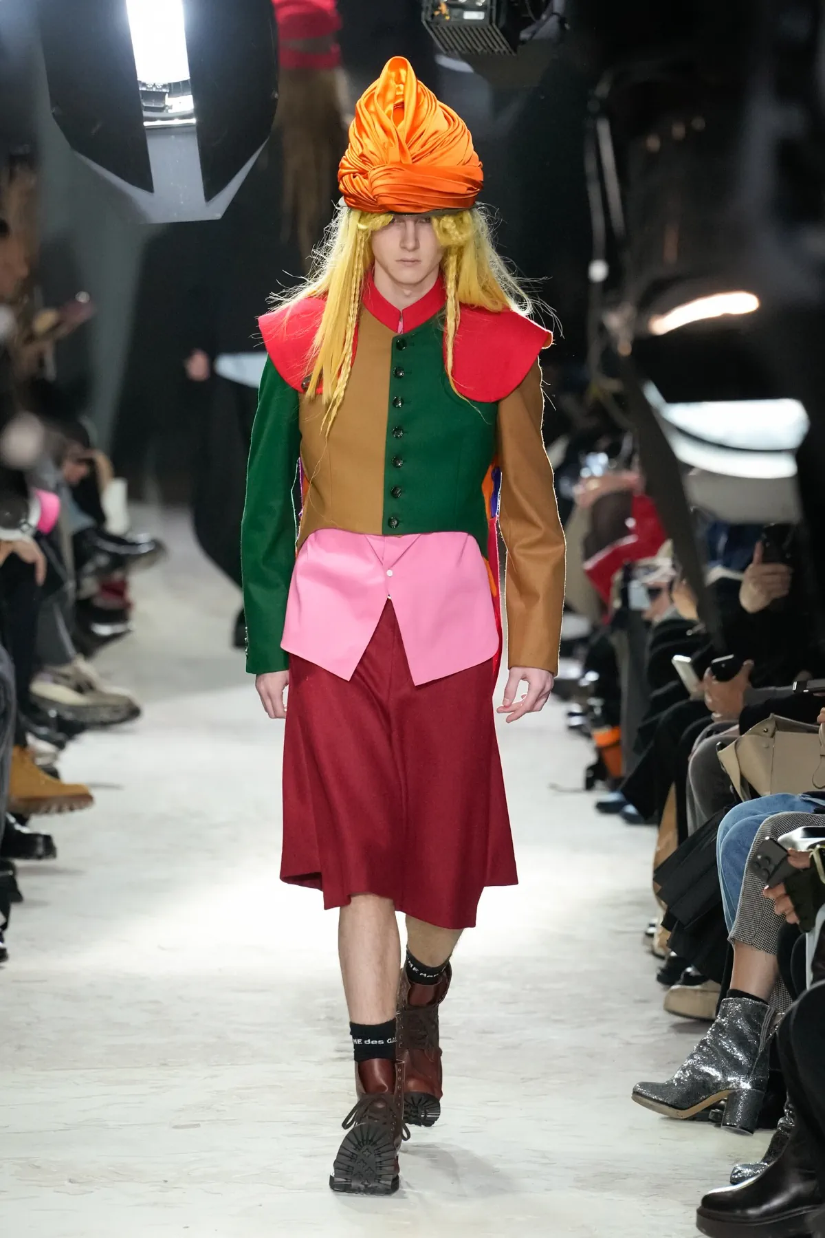 Avec la collection COMME des GARÇONS Homme Plus Automne 2025, Rei Kawakubo rejette la guerre par une réinvention radicale
