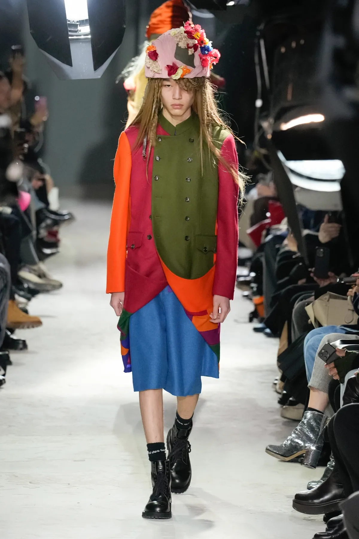 Avec la collection COMME des GARÇONS Homme Plus Automne 2025, Rei Kawakubo rejette la guerre par une réinvention radicale