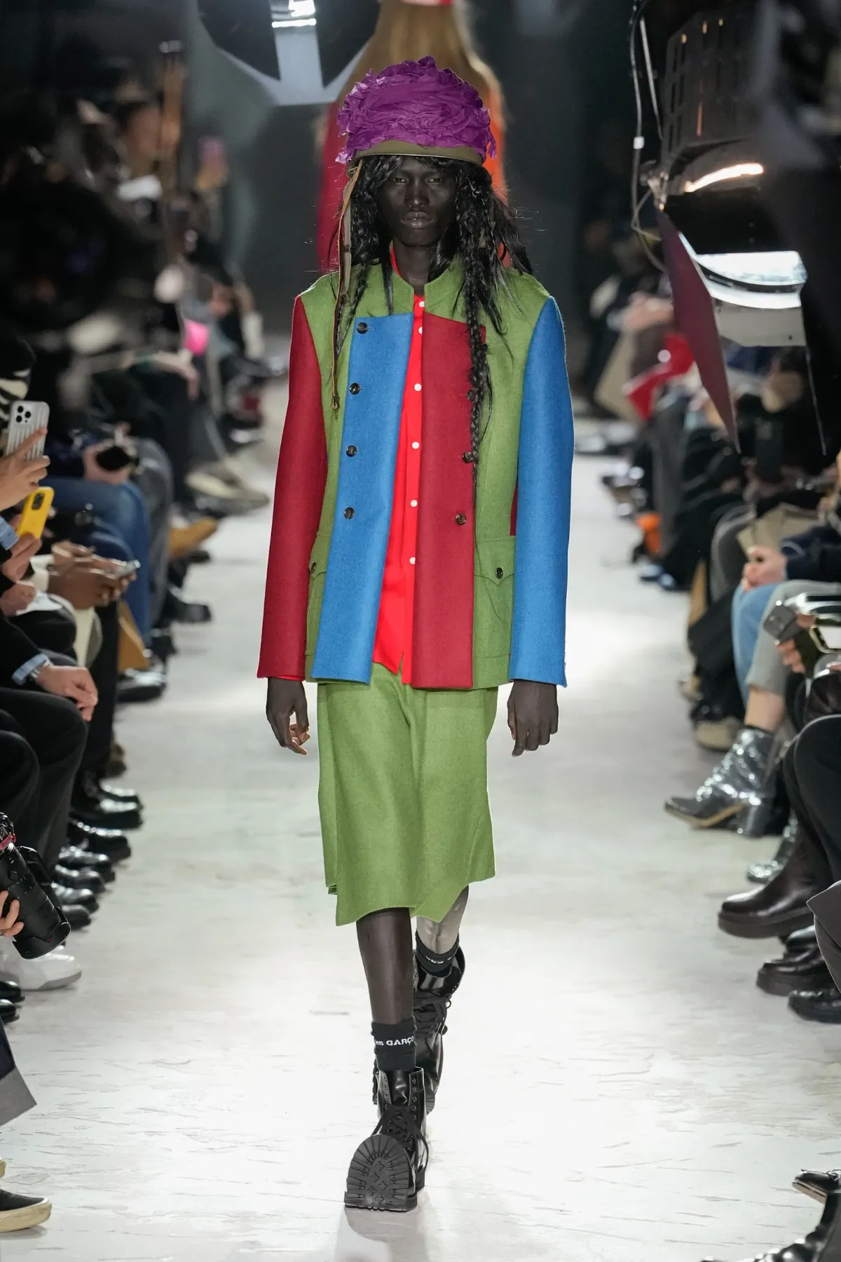 Avec la collection COMME des GARÇONS Homme Plus Automne 2025, Rei Kawakubo rejette la guerre par une réinvention radicale