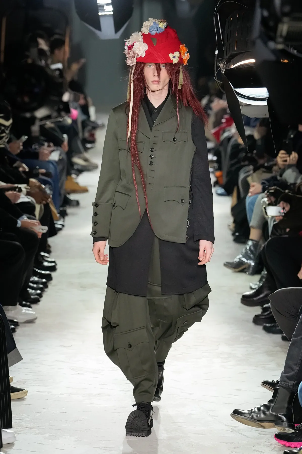 Avec la collection COMME des GARÇONS Homme Plus Automne 2025, Rei Kawakubo rejette la guerre par une réinvention radicale