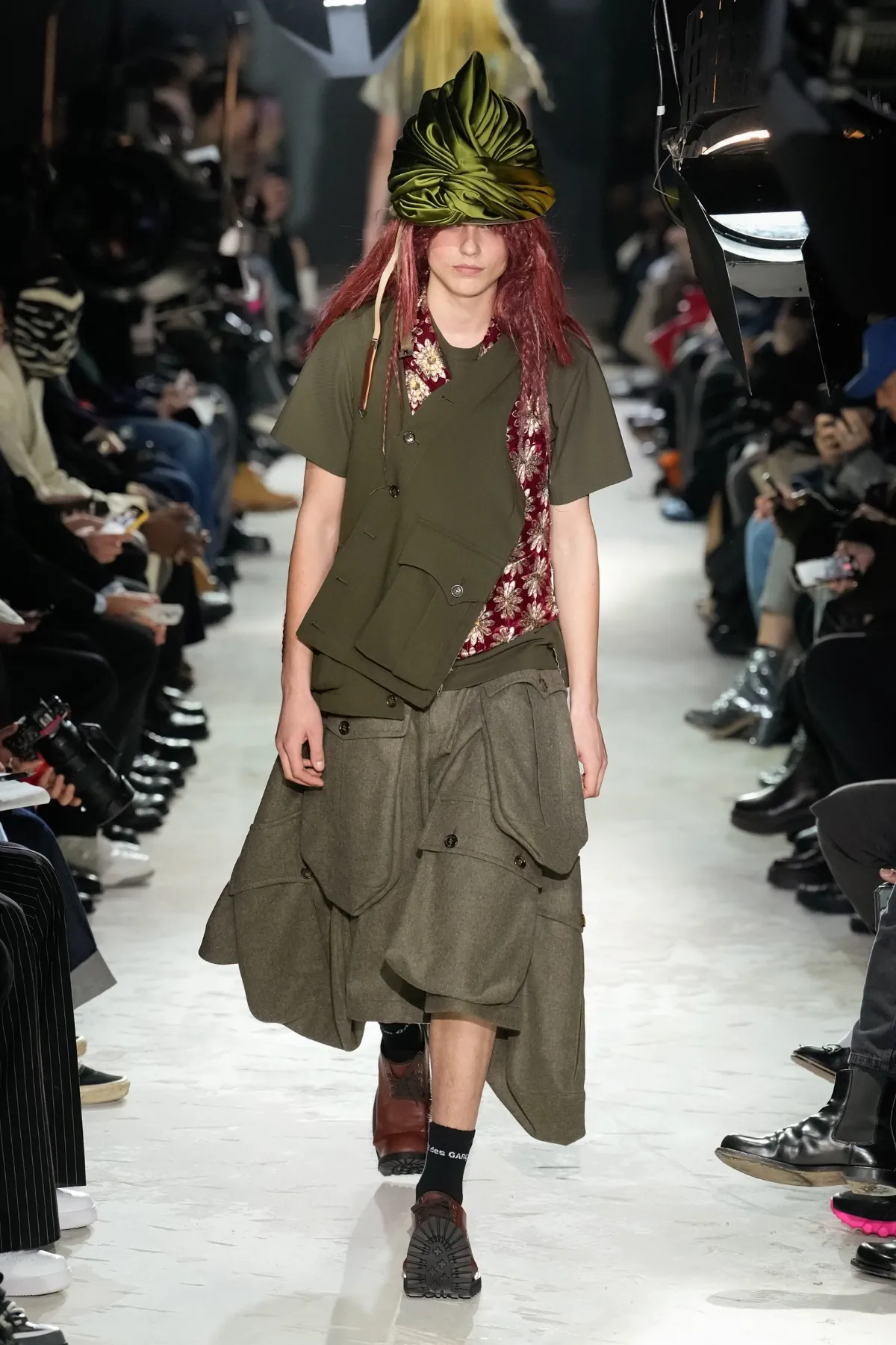 Avec la collection COMME des GARÇONS Homme Plus Automne 2025, Rei Kawakubo rejette la guerre par une réinvention radicale