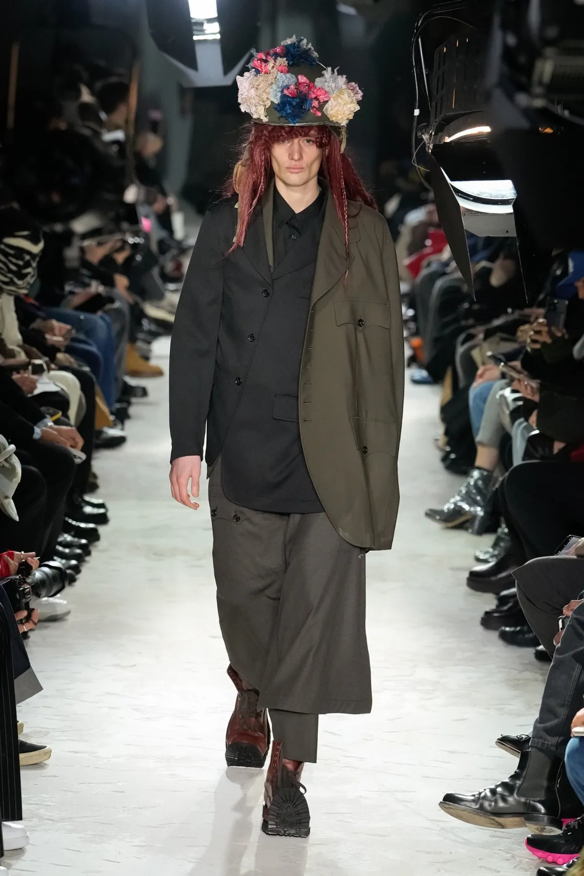 Avec la collection COMME des GARÇONS Homme Plus Automne 2025, Rei Kawakubo rejette la guerre par une réinvention radicale