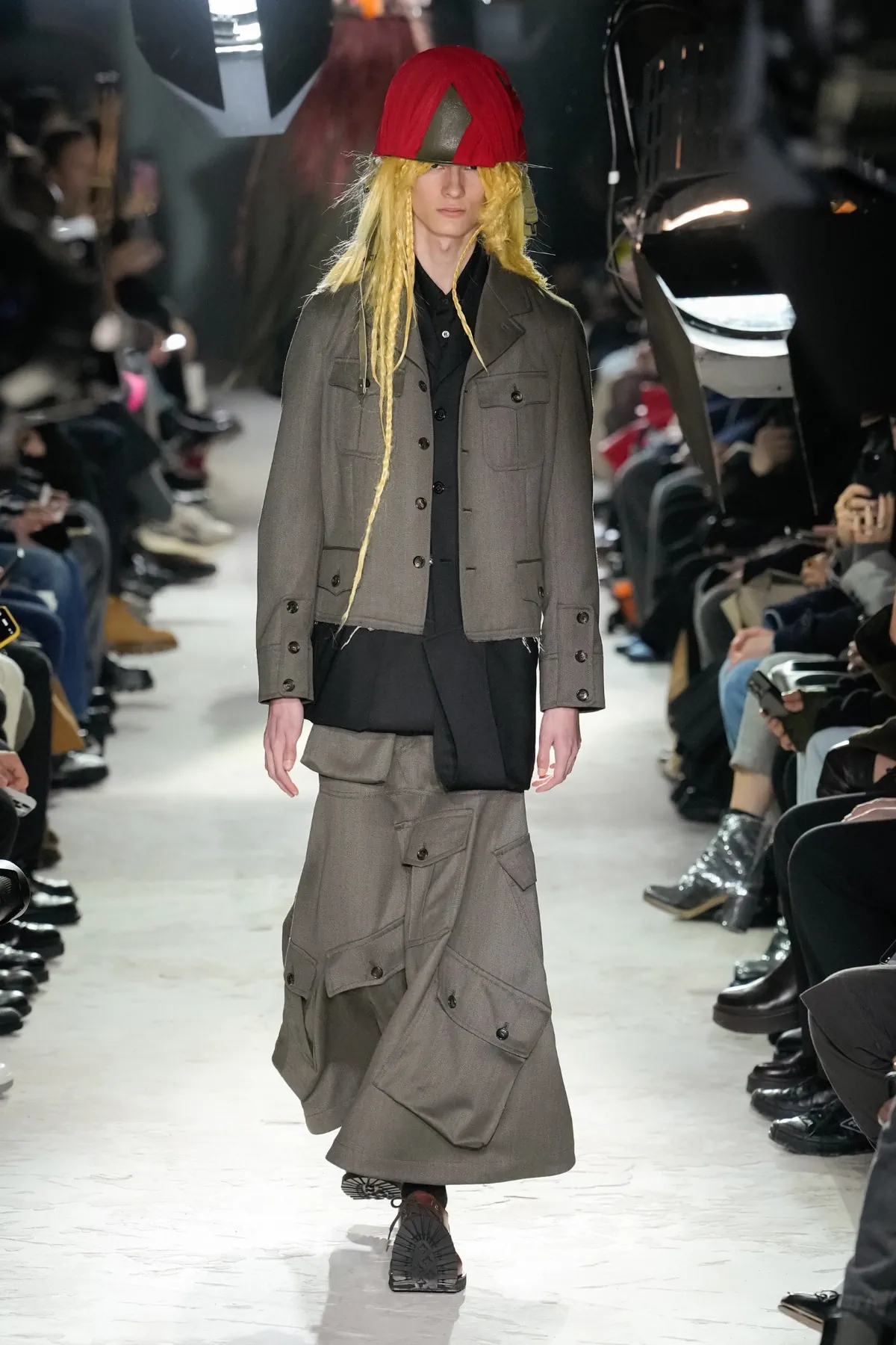 Avec la collection COMME des GARÇONS Homme Plus Automne 2025, Rei Kawakubo rejette la guerre par une réinvention radicale