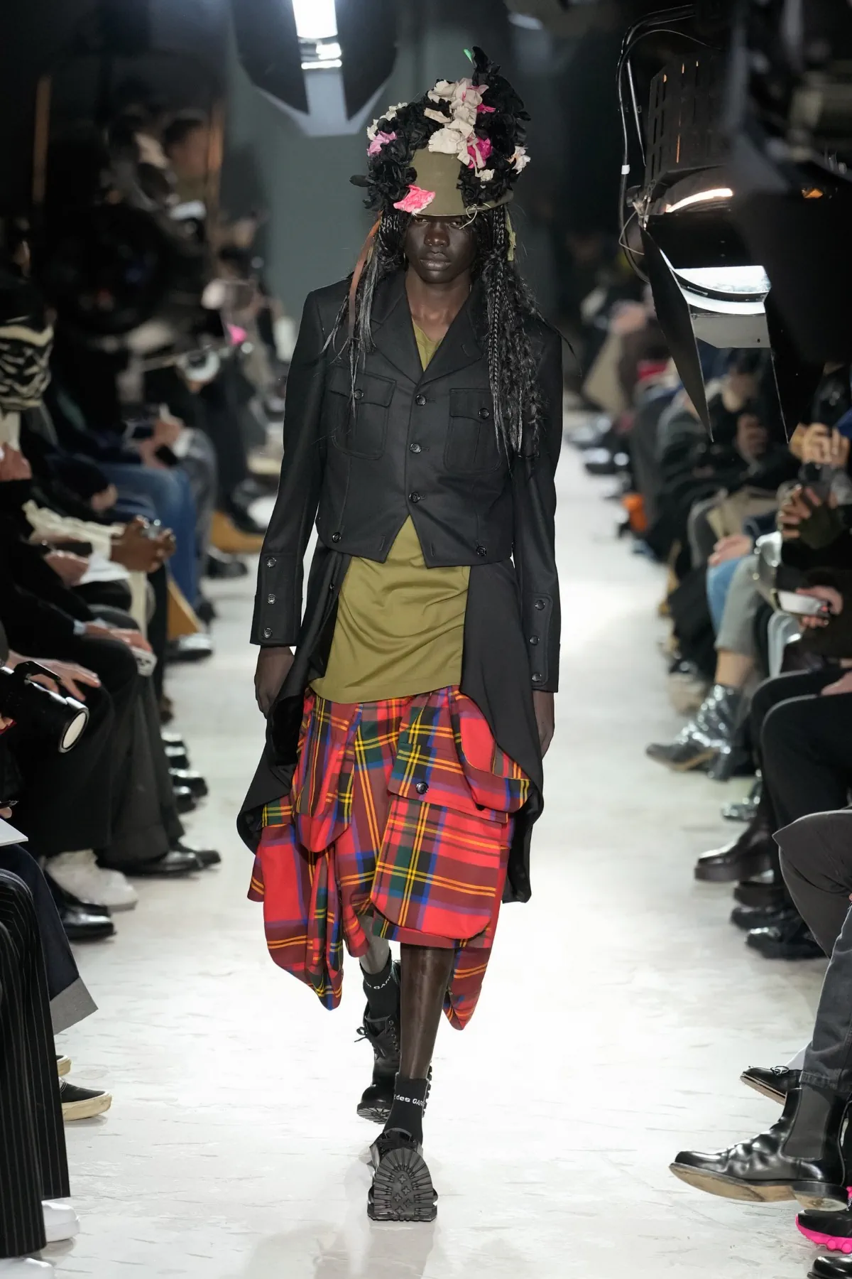Avec la collection COMME des GARÇONS Homme Plus Automne 2025, Rei Kawakubo rejette la guerre par une réinvention radicale