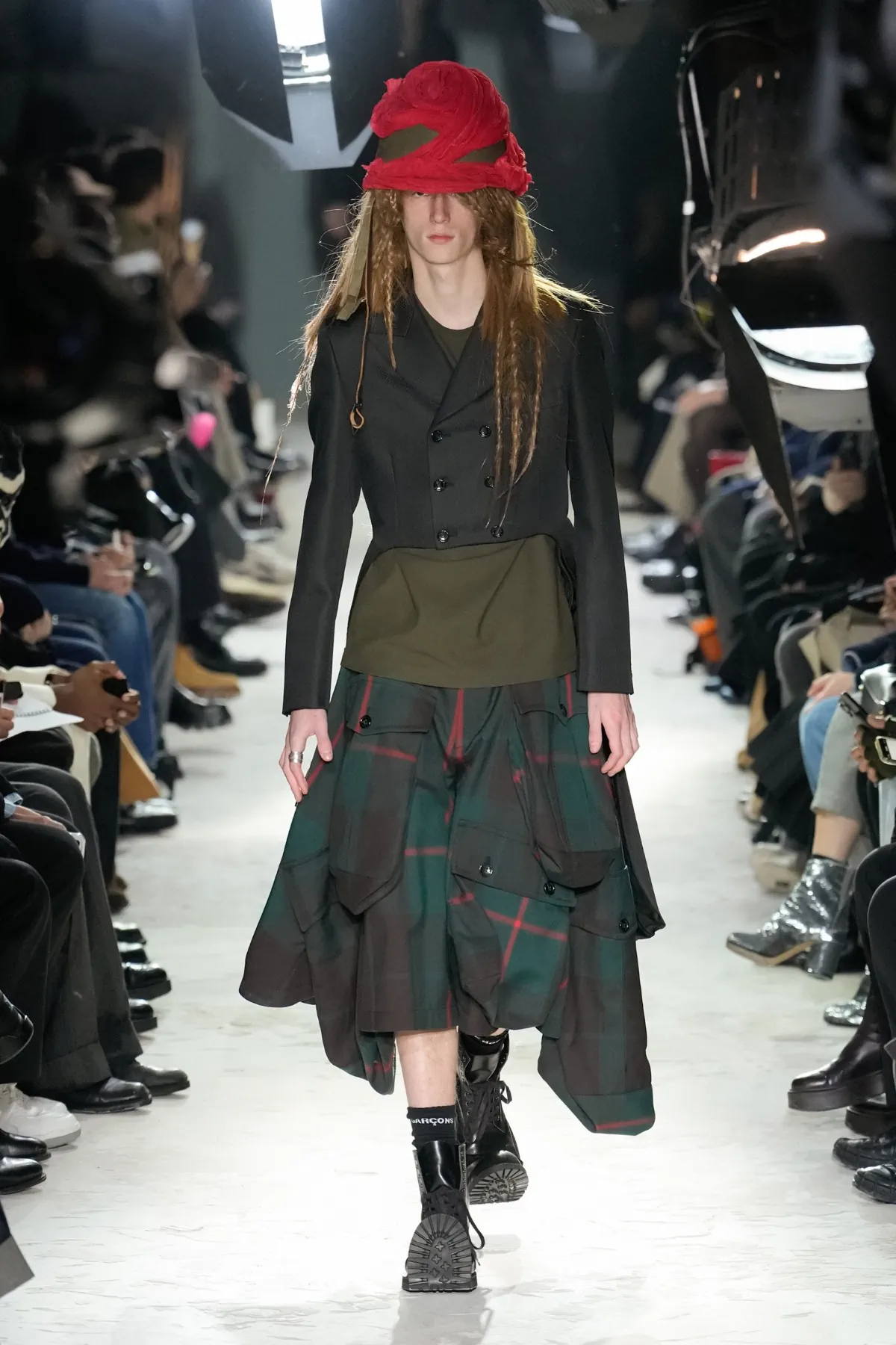 Avec la collection COMME des GARÇONS Homme Plus Automne 2025, Rei Kawakubo rejette la guerre par une réinvention radicale
