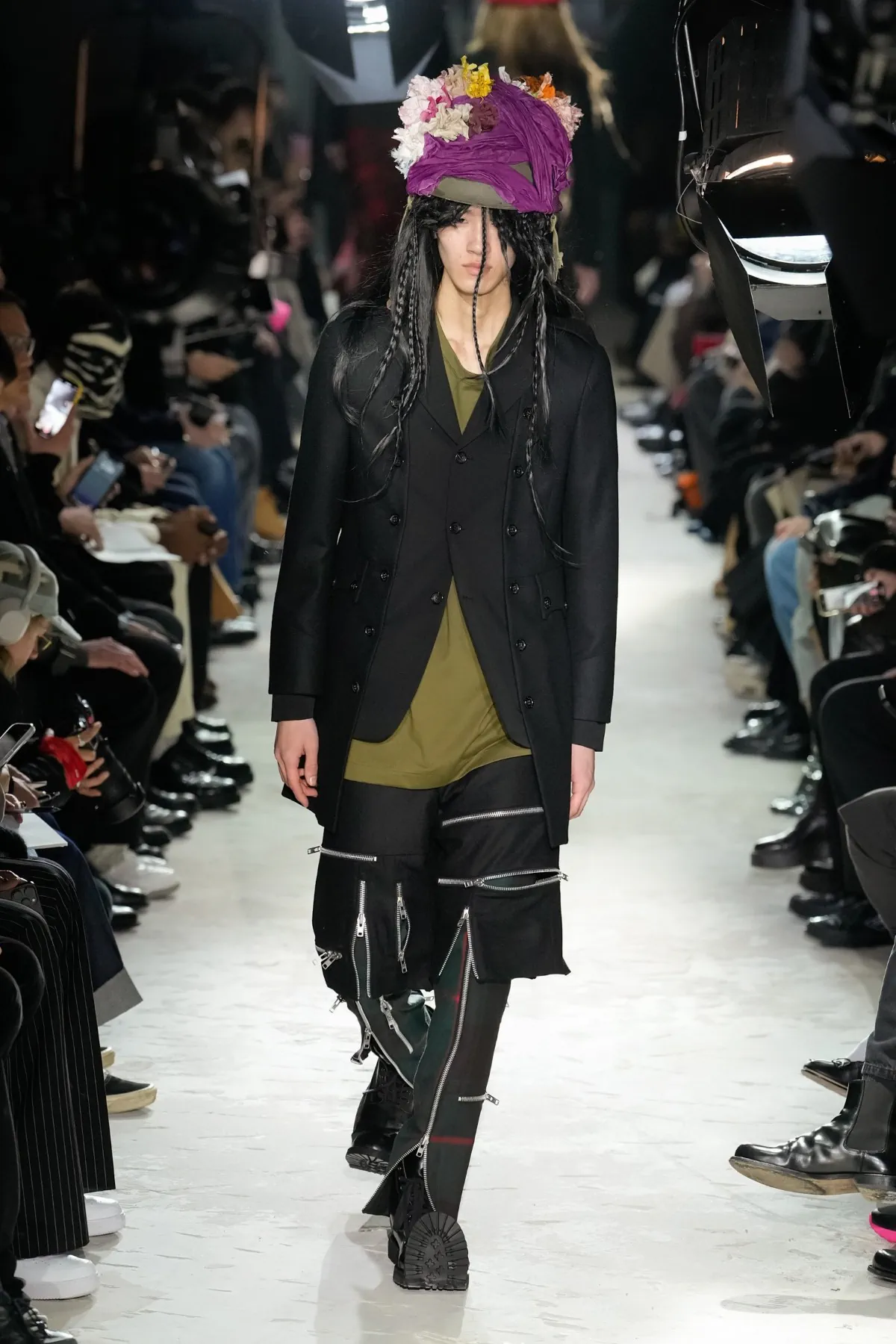Avec la collection COMME des GARÇONS Homme Plus Automne 2025, Rei Kawakubo rejette la guerre par une réinvention radicale