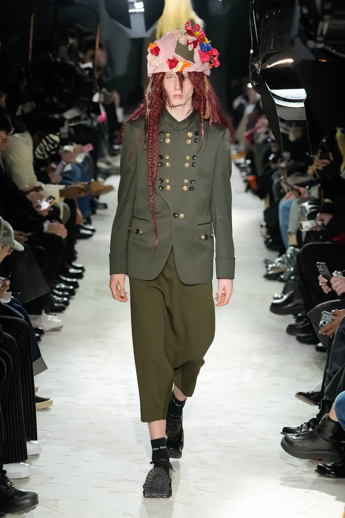 Avec la collection COMME des GARÇONS Homme Plus Automne 2025, Rei Kawakubo rejette la guerre par une réinvention radicale