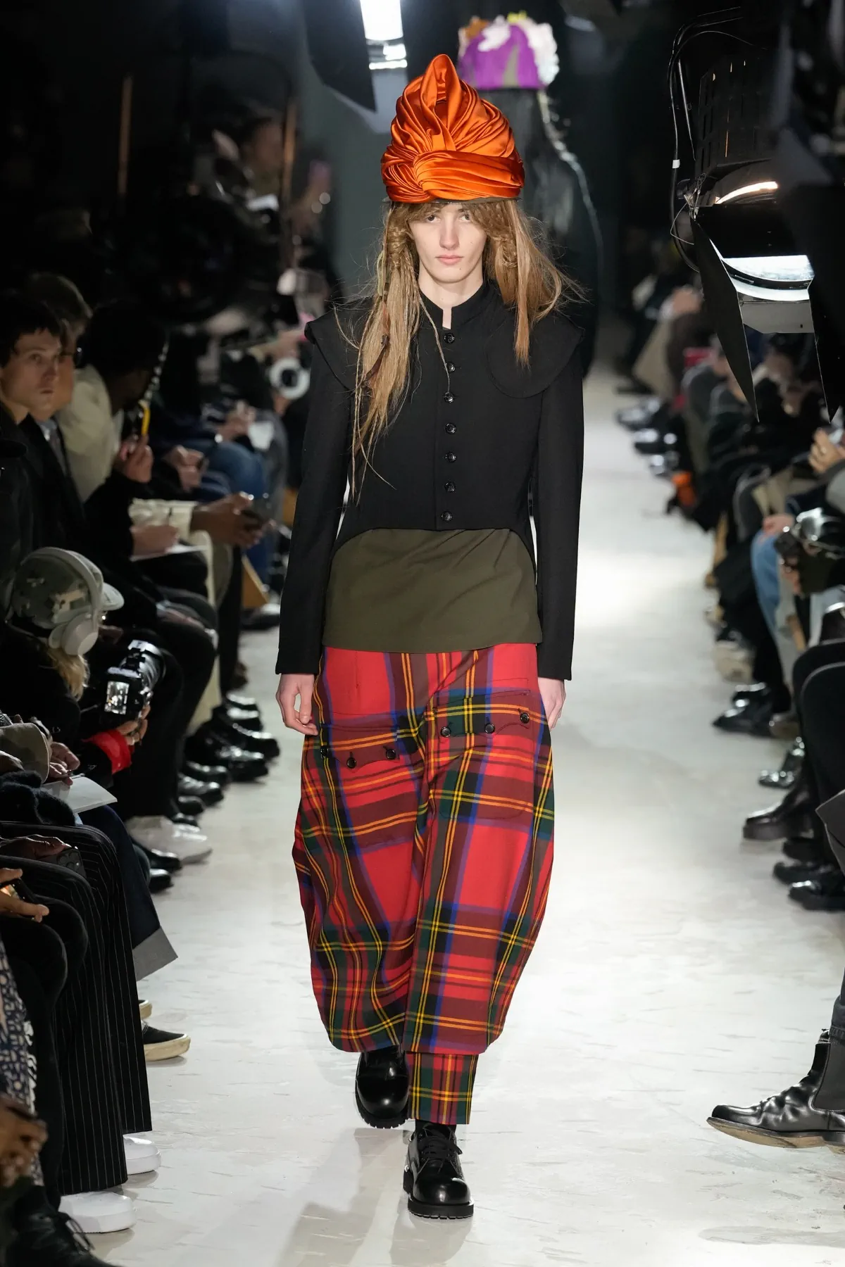 Avec la collection COMME des GARÇONS Homme Plus Automne 2025, Rei Kawakubo rejette la guerre par une réinvention radicale