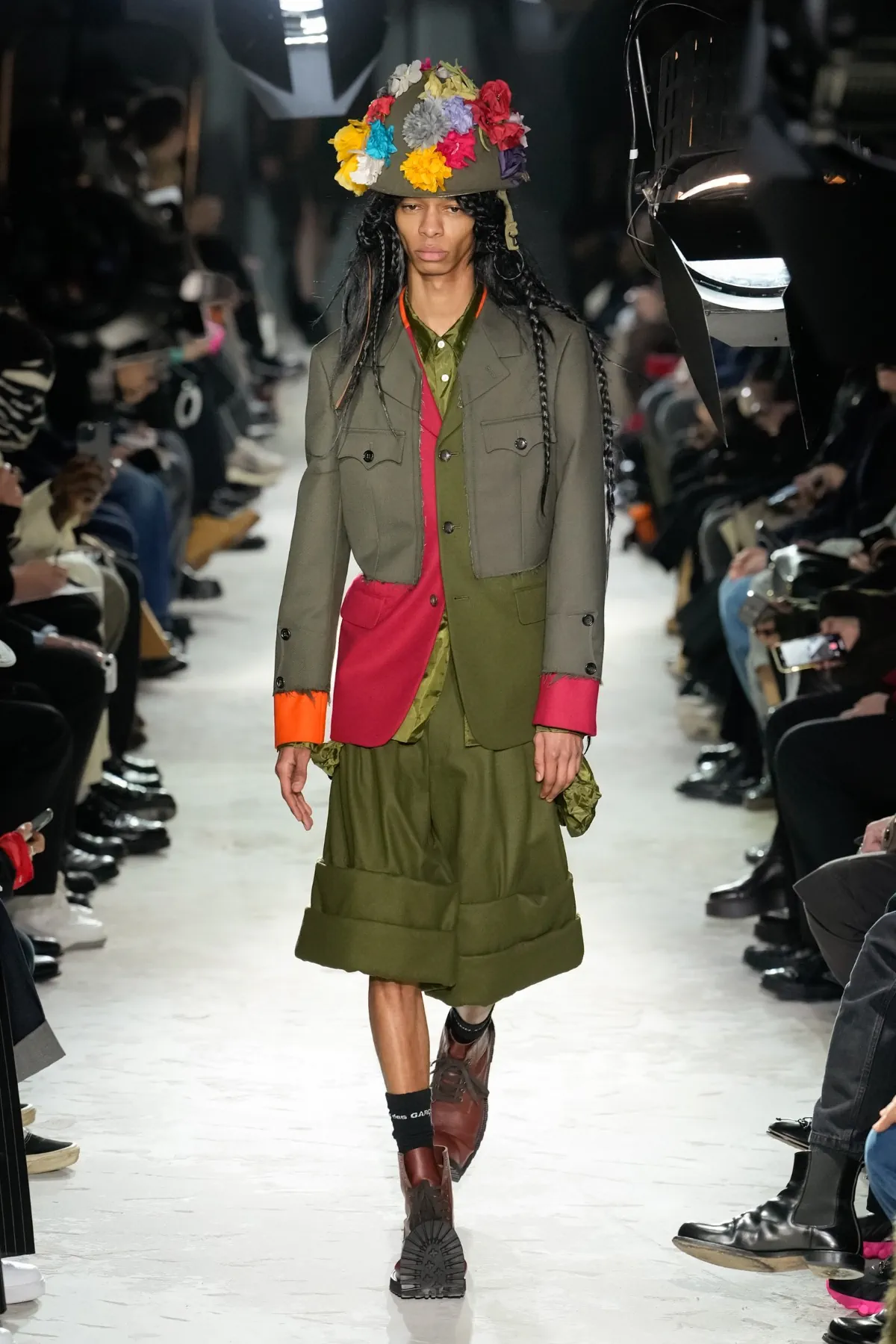Avec la collection COMME des GARÇONS Homme Plus Automne 2025, Rei Kawakubo rejette la guerre par une réinvention radicale