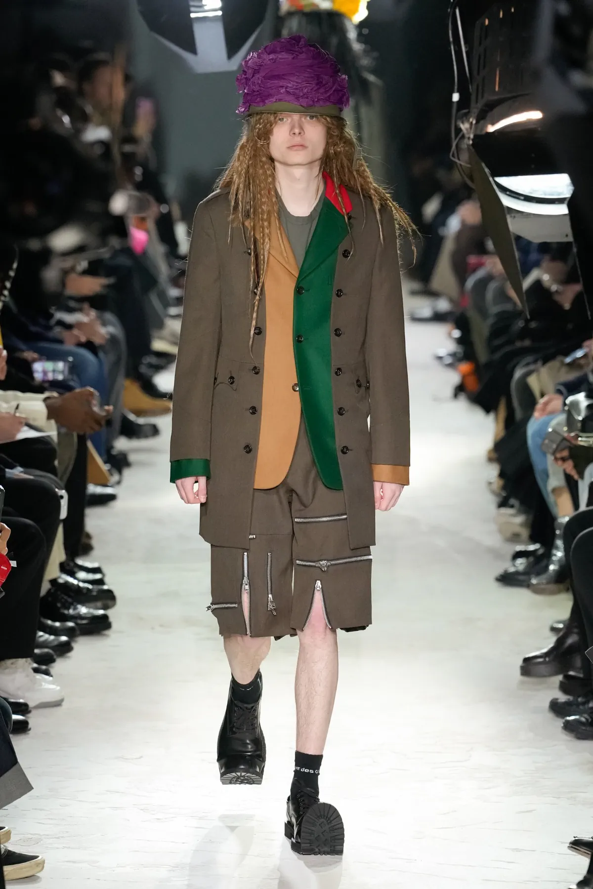 Avec la collection COMME des GARÇONS Homme Plus Automne 2025, Rei Kawakubo rejette la guerre par une réinvention radicale
