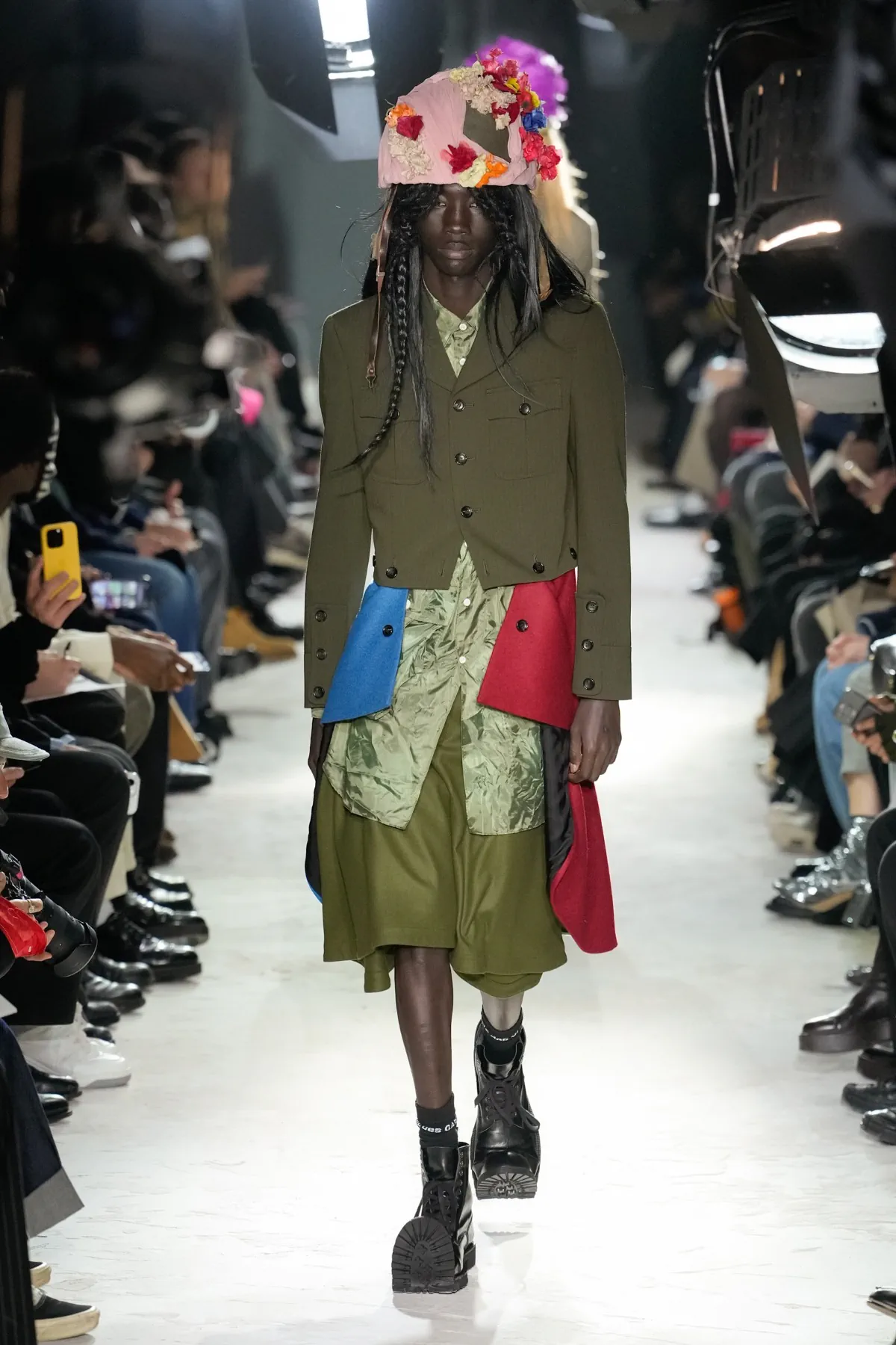 Avec la collection COMME des GARÇONS Homme Plus Automne 2025, Rei Kawakubo rejette la guerre par une réinvention radicale