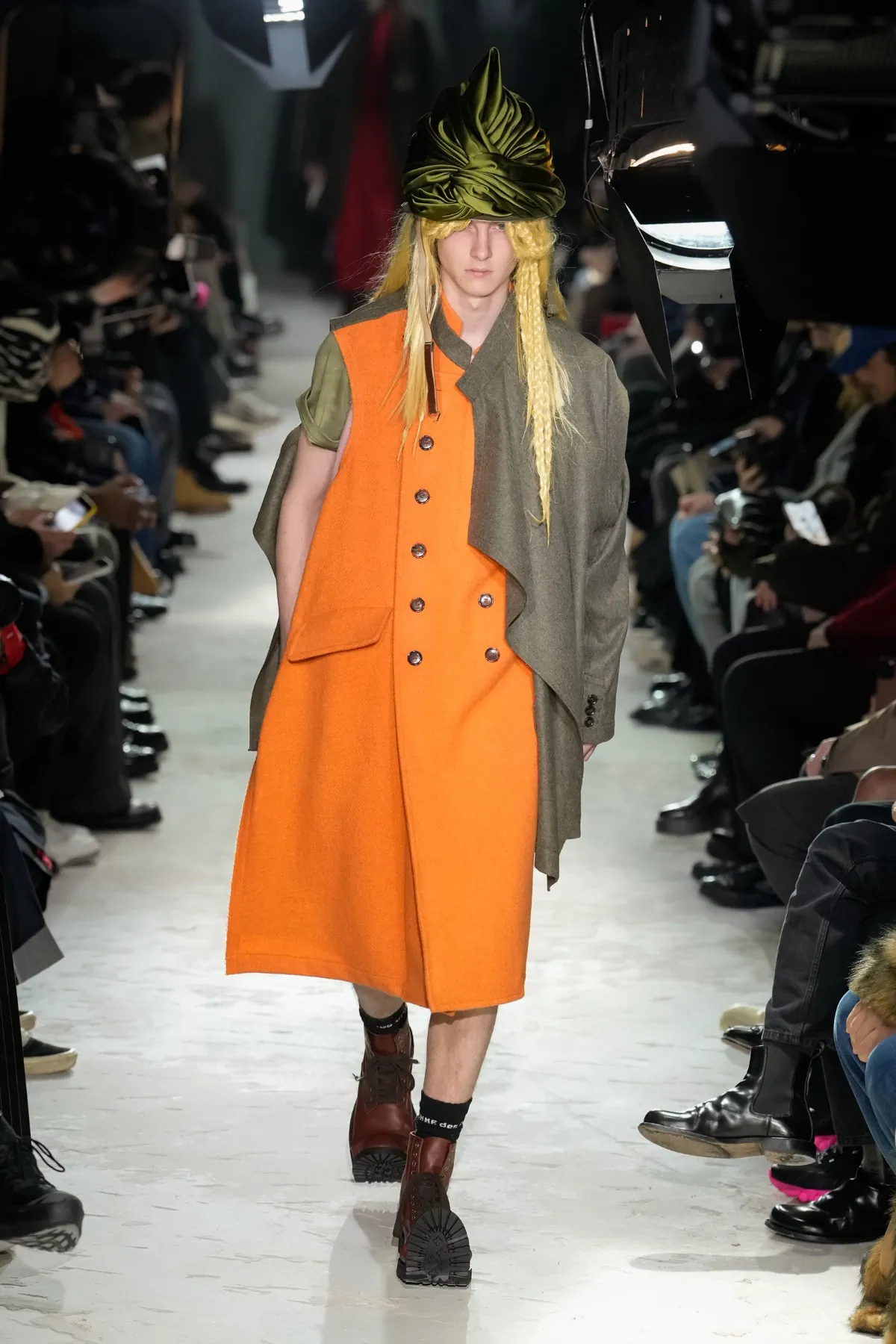 Avec la collection COMME des GARÇONS Homme Plus Automne 2025, Rei Kawakubo rejette la guerre par une réinvention radicale