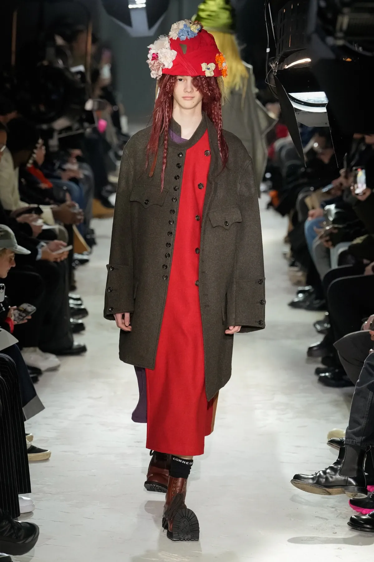 Avec la collection COMME des GARÇONS Homme Plus Automne 2025, Rei Kawakubo rejette la guerre par une réinvention radicale
