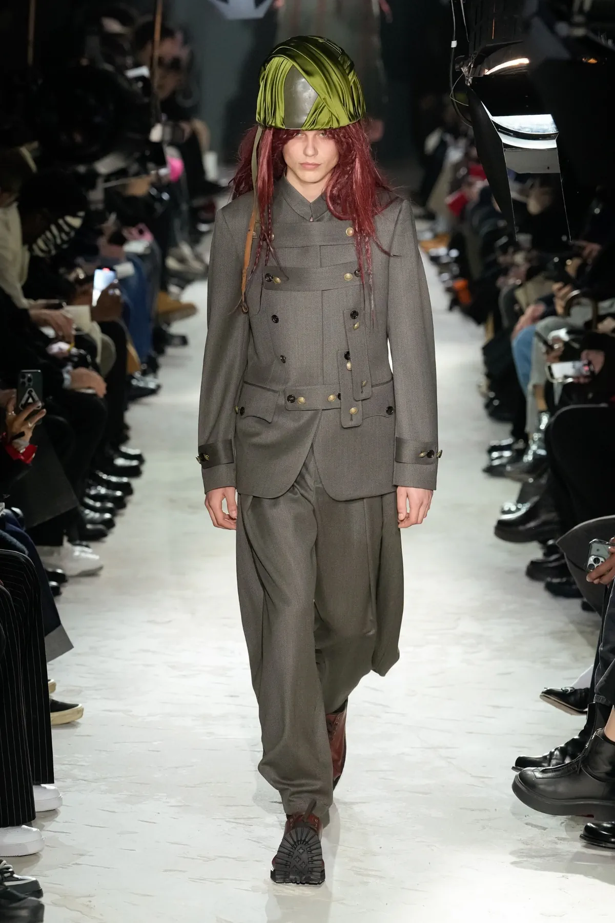 Avec la collection COMME des GARÇONS Homme Plus Automne 2025, Rei Kawakubo rejette la guerre par une réinvention radicale