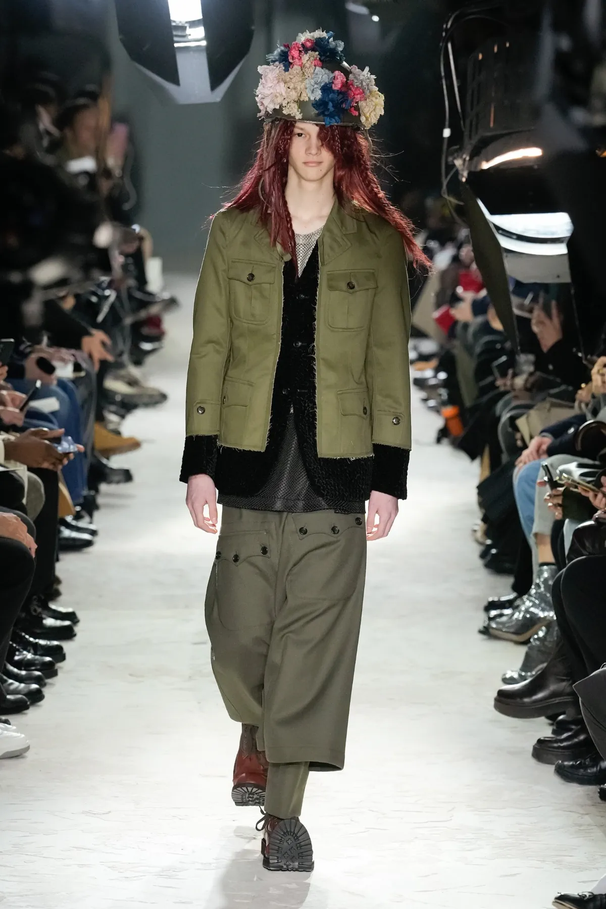 Avec la collection COMME des GARÇONS Homme Plus Automne 2025, Rei Kawakubo rejette la guerre par une réinvention radicale