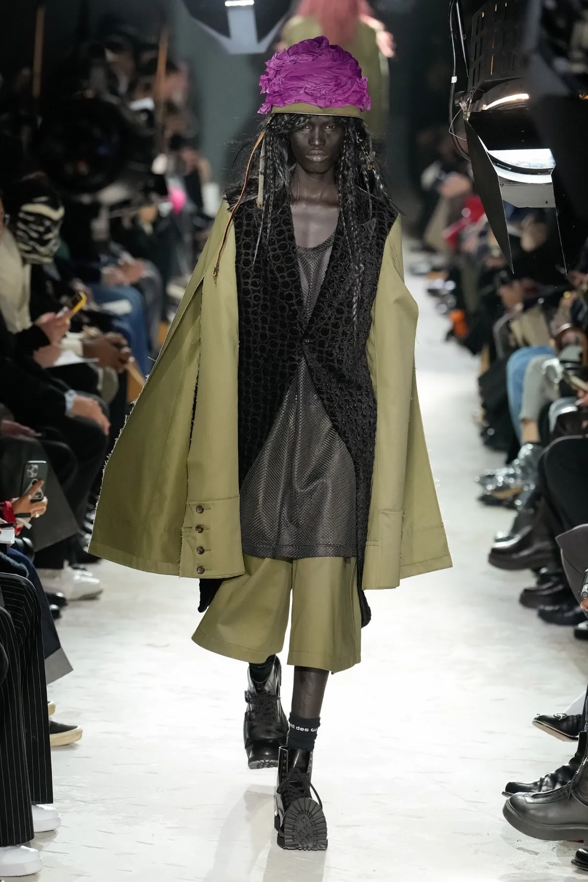 Avec la collection COMME des GARÇONS Homme Plus Automne 2025, Rei Kawakubo rejette la guerre par une réinvention radicale