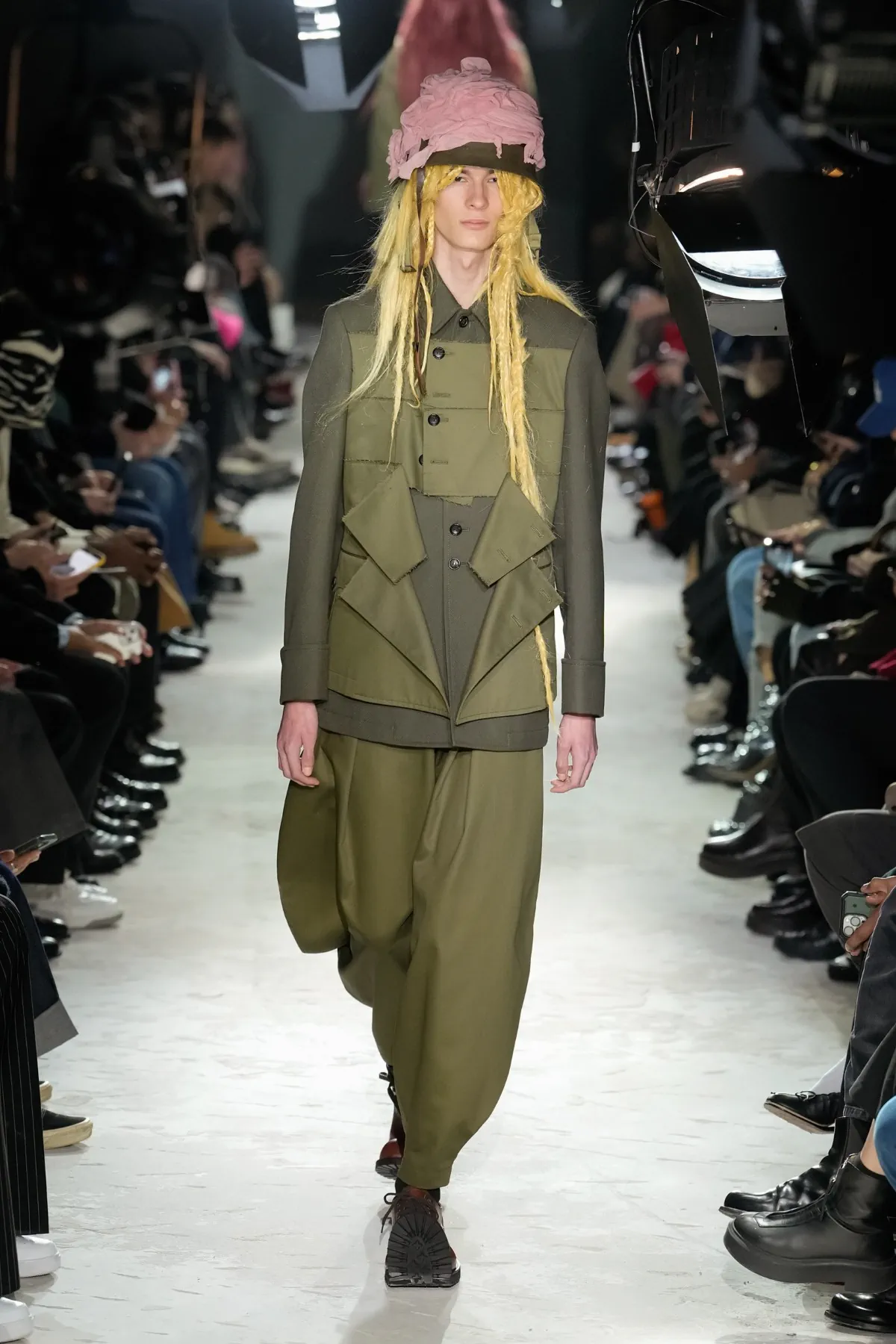 Avec la collection COMME des GARÇONS Homme Plus Automne 2025, Rei Kawakubo rejette la guerre par une réinvention radicale