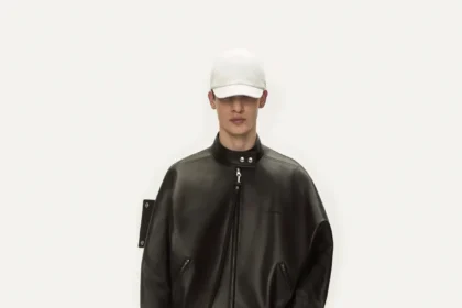 La collection courrèges Automne 2025 pour hommes allie l'esthétique de la moto à la haute couture