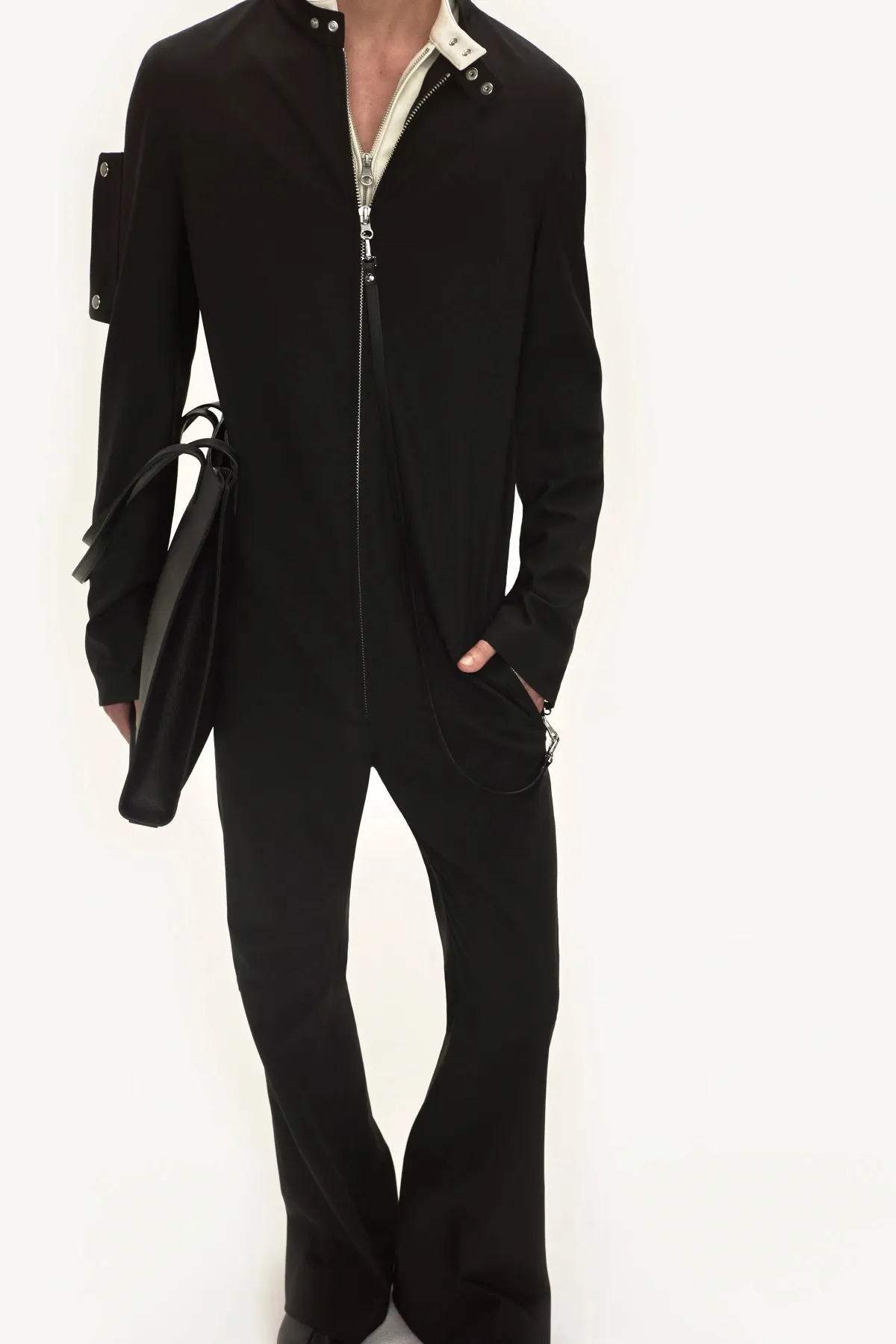 La collection courrèges Automne 2025 pour hommes allie l'esthétique de la moto à la haute couture