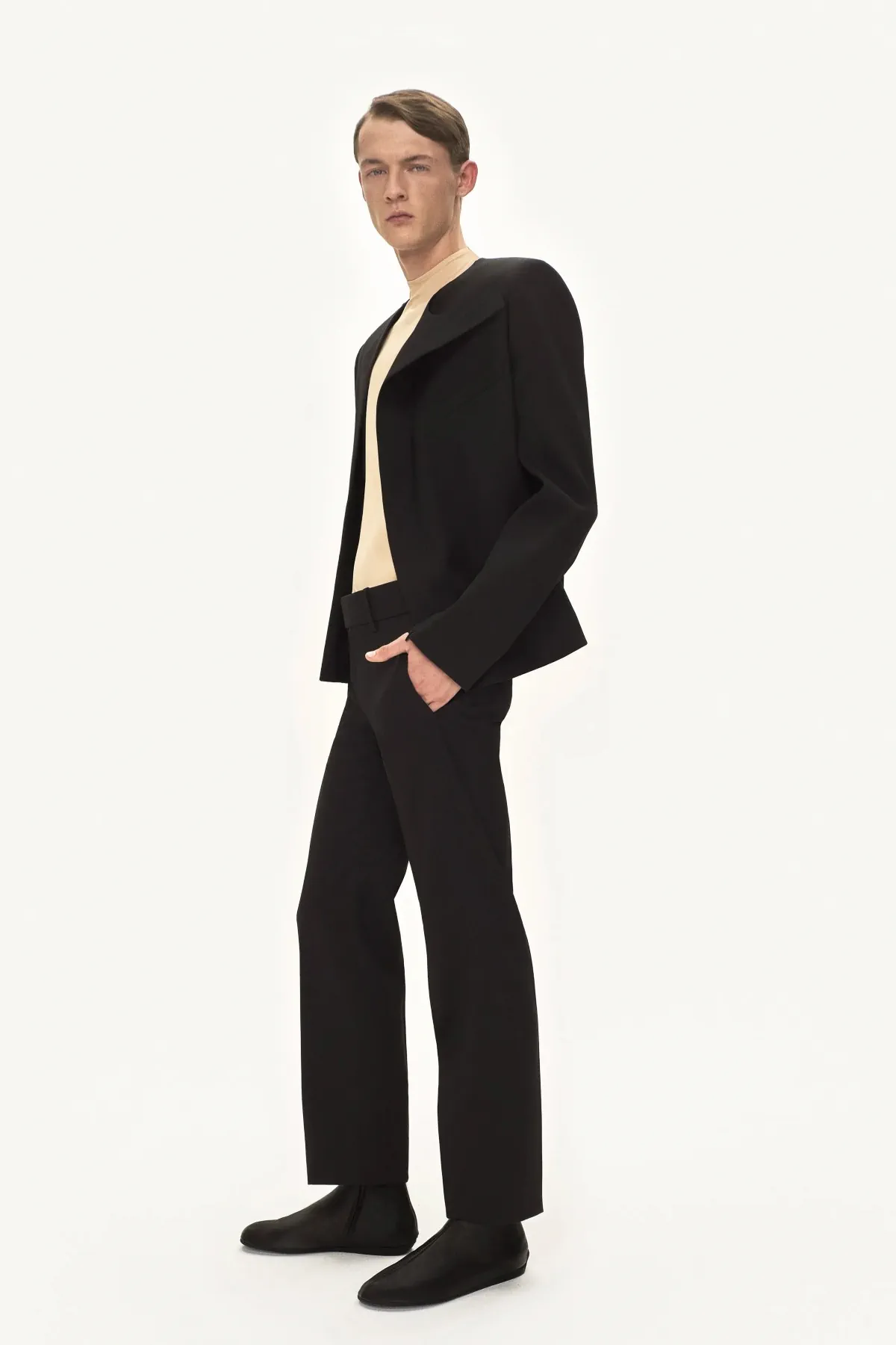 La collection courrèges Automne 2025 pour hommes allie l'esthétique de la moto à la haute couture