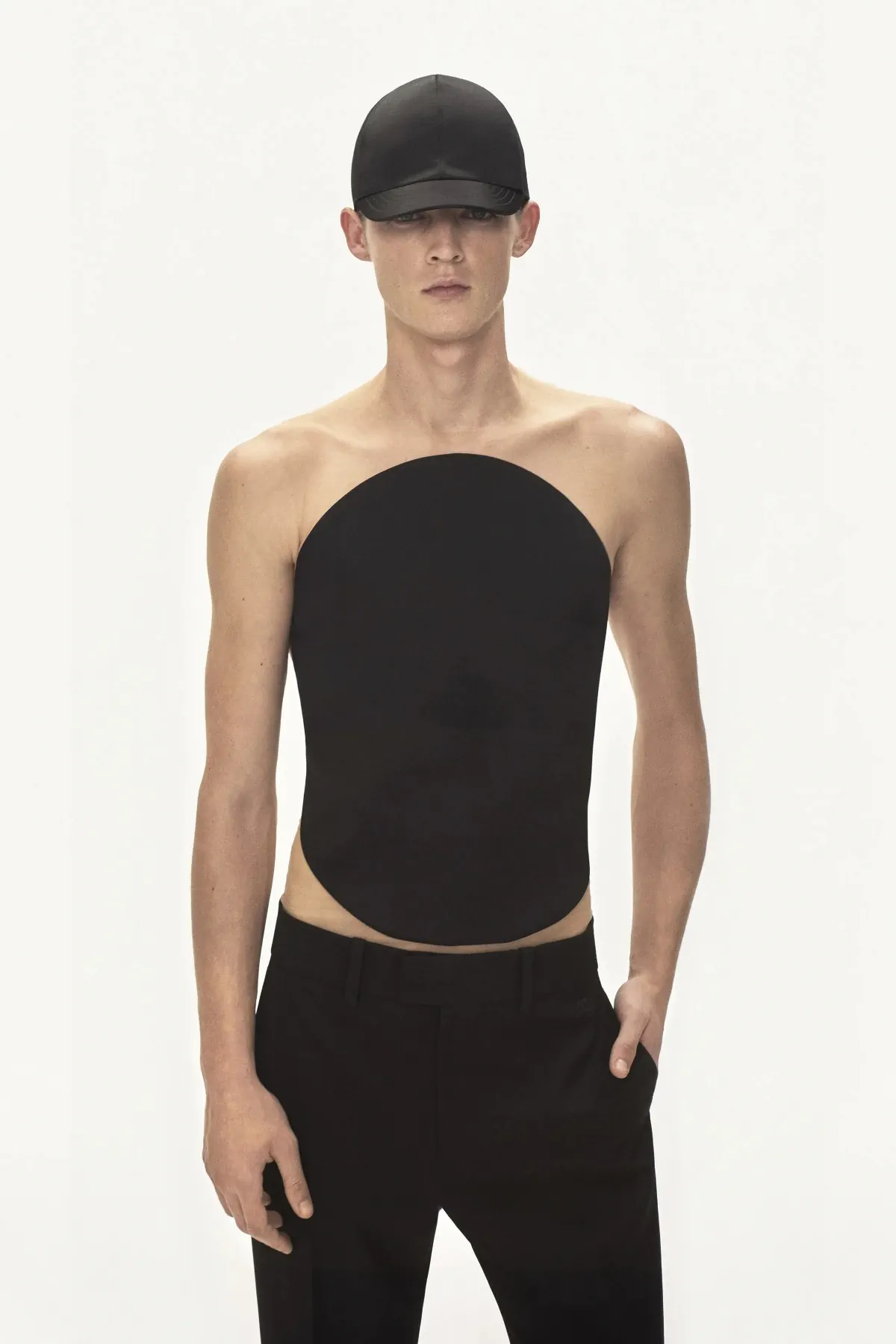 La collection courrèges Automne 2025 pour hommes allie l'esthétique de la moto à la haute couture