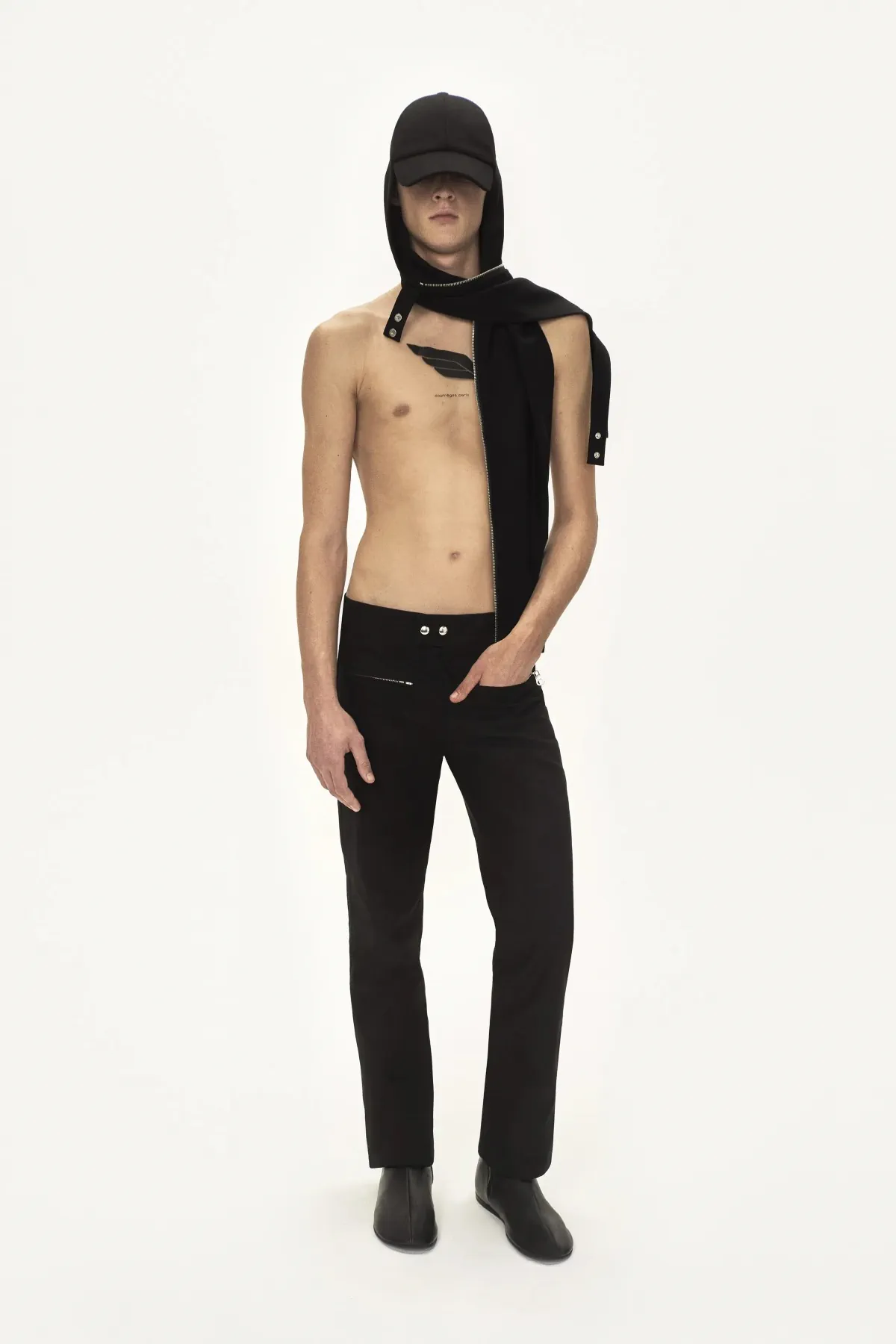 La collection courrèges Automne 2025 pour hommes allie l'esthétique de la moto à la haute couture