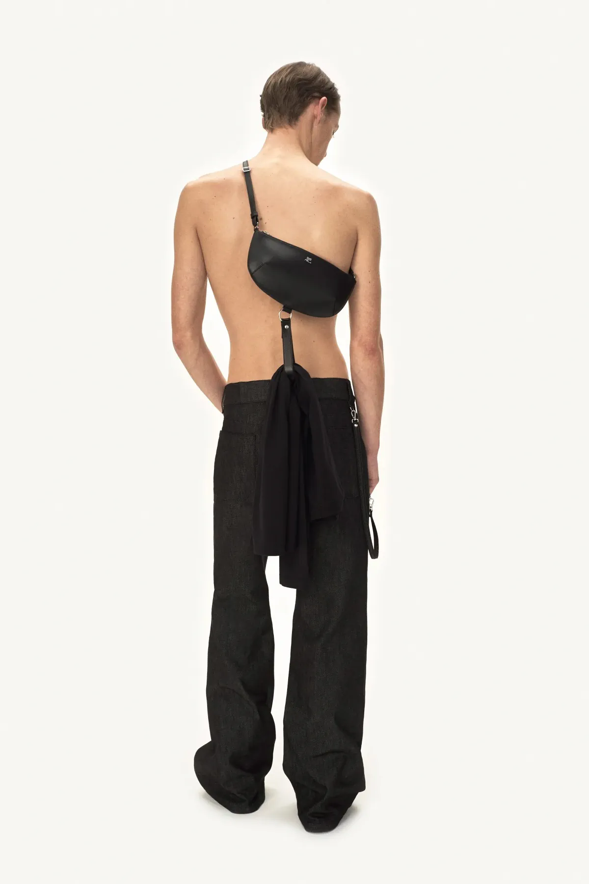 La collection courrèges Automne 2025 pour hommes allie l'esthétique de la moto à la haute couture