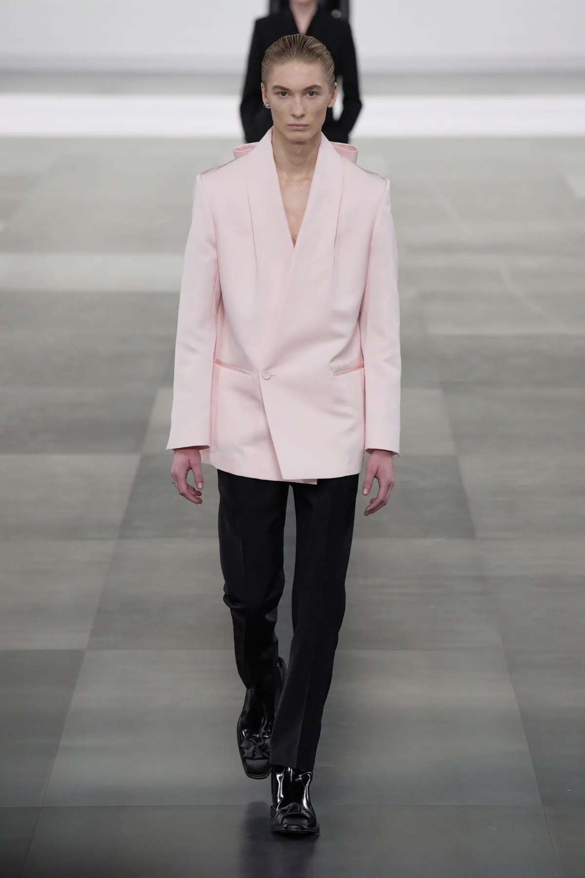 DIOR Men embrasse un luxe tranquille avec une précision intemporelle pour l'automne 2025