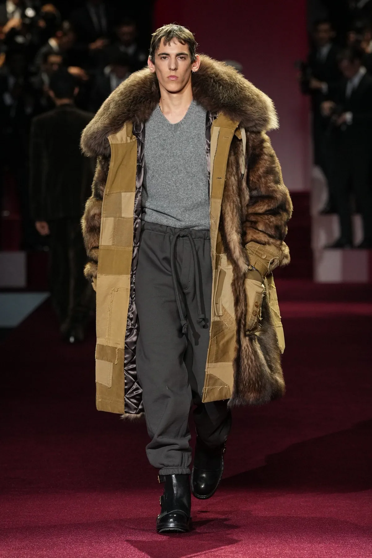 La collection Dolce&Gabbana Automne 2025 explore la célébrité et les paparazzis