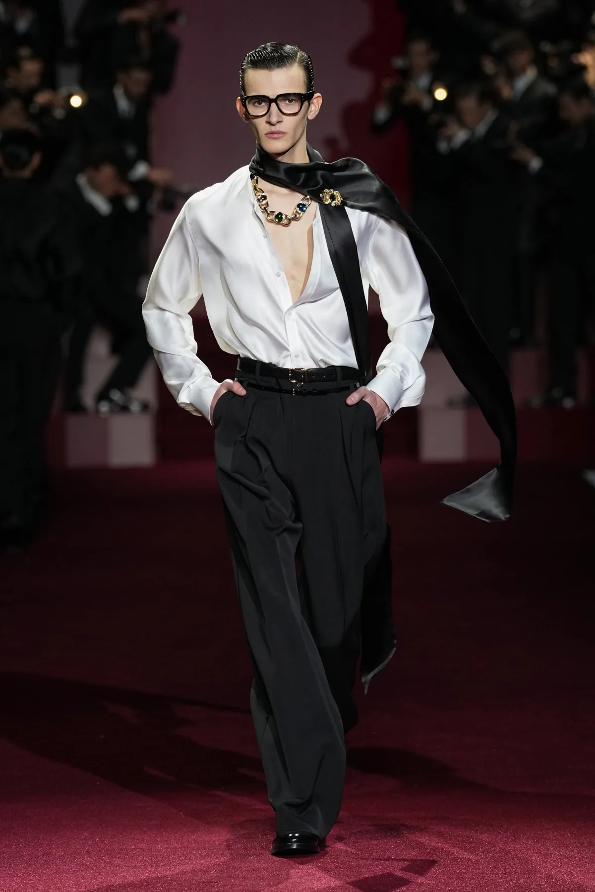 La collection Dolce&Gabbana Automne 2025 explore la célébrité et les paparazzis