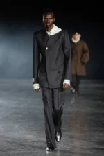 EGONLAB Fall Winter 2025 Paris Fashion Week 2 Pour l'automne 2025, EGONLAB se fait le champion d'une rébellion élégante et d'une sophistication sur mesure