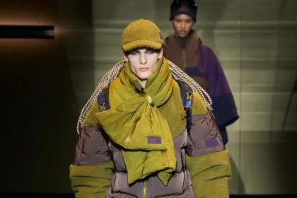 Emporio Armani automne 2025 : une séduisante fusion d'élégance bohème et de sophistication urbaine