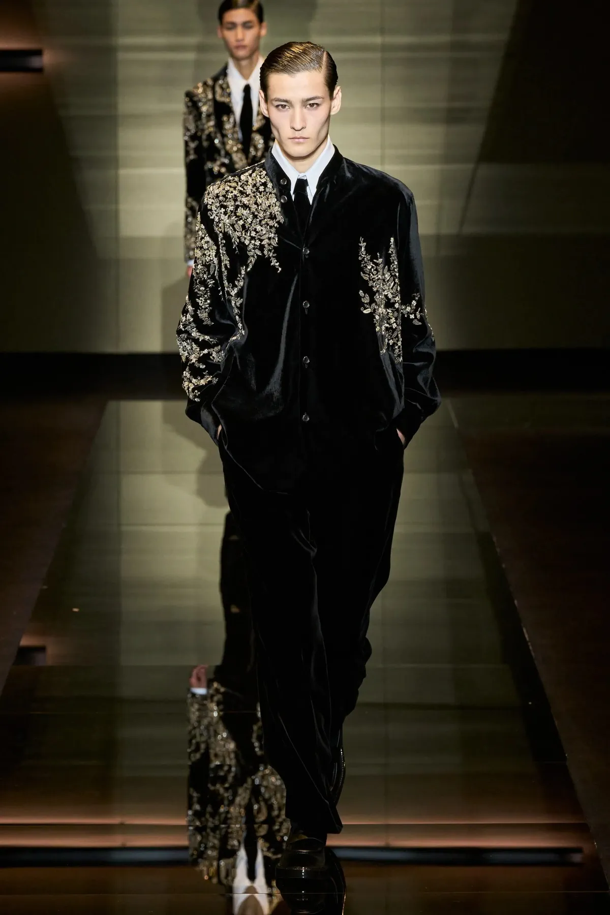 Emporio Armani automne 2025 : une séduisante fusion d'élégance bohème et de sophistication urbaine