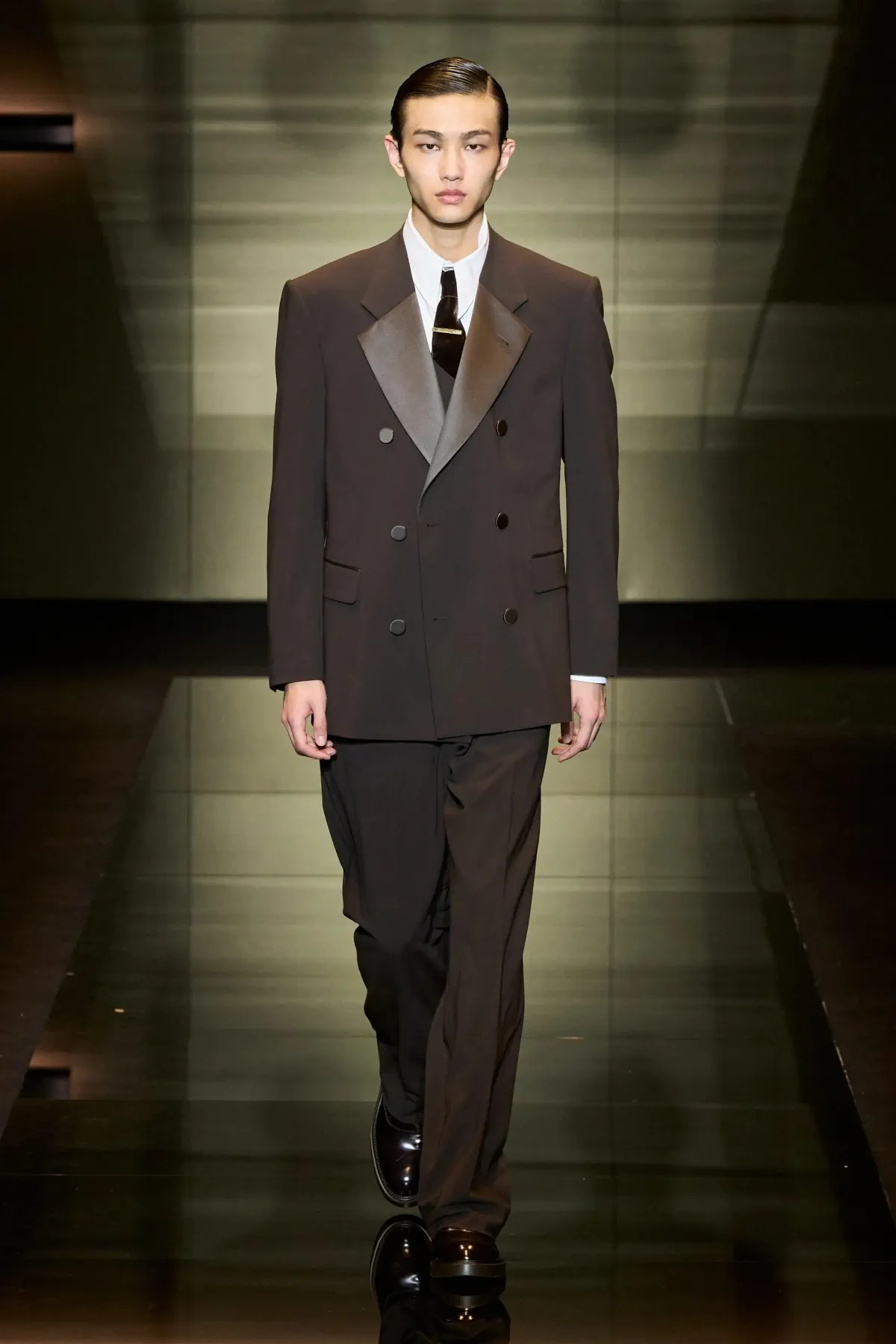 Emporio Armani automne 2025 : une séduisante fusion d'élégance bohème et de sophistication urbaine