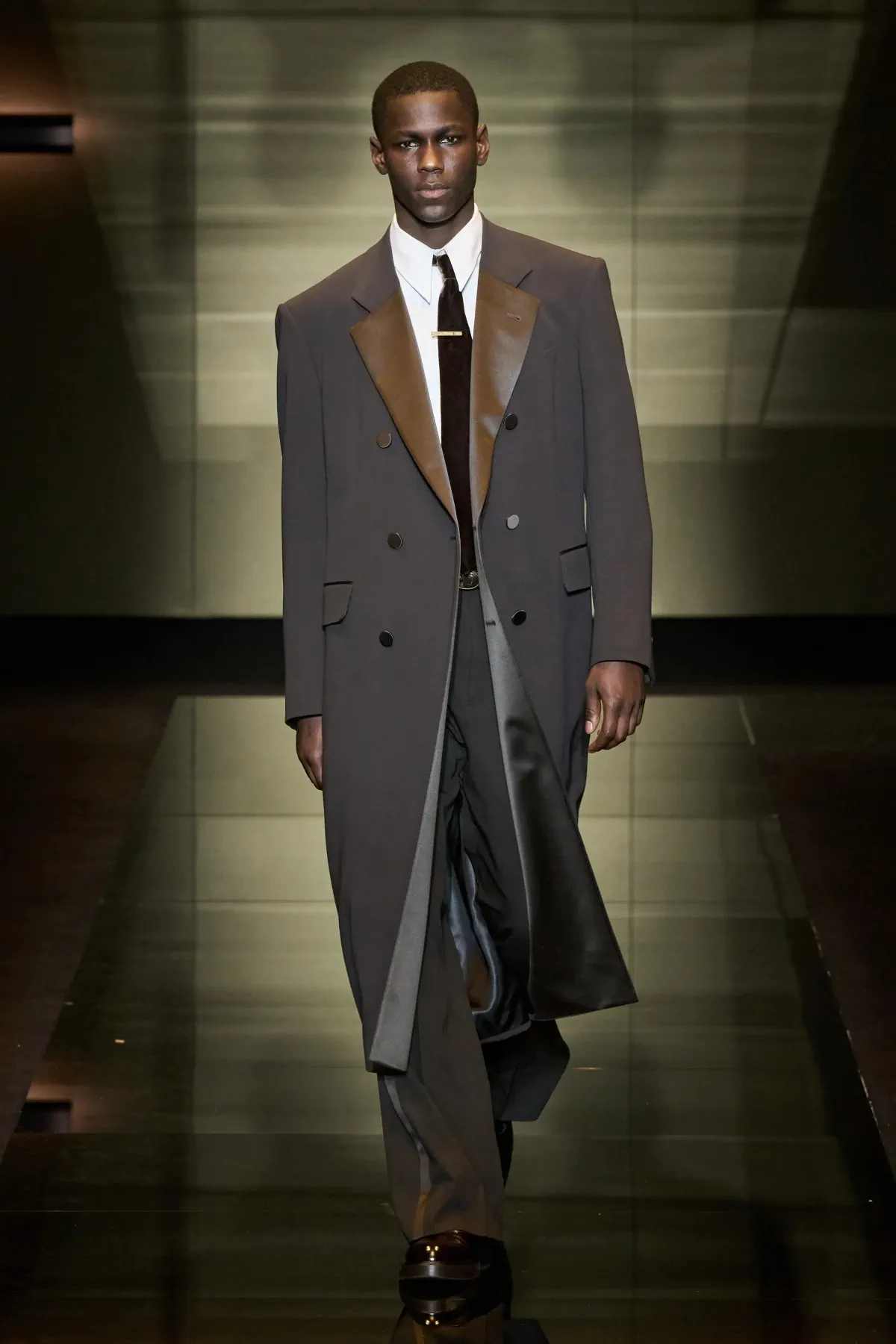 Emporio Armani automne 2025 : une séduisante fusion d'élégance bohème et de sophistication urbaine