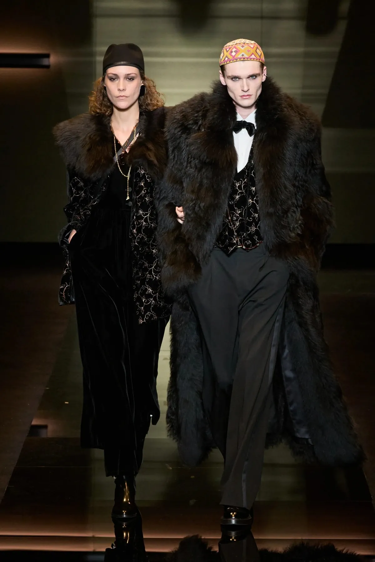 Emporio Armani automne 2025 : une séduisante fusion d'élégance bohème et de sophistication urbaine