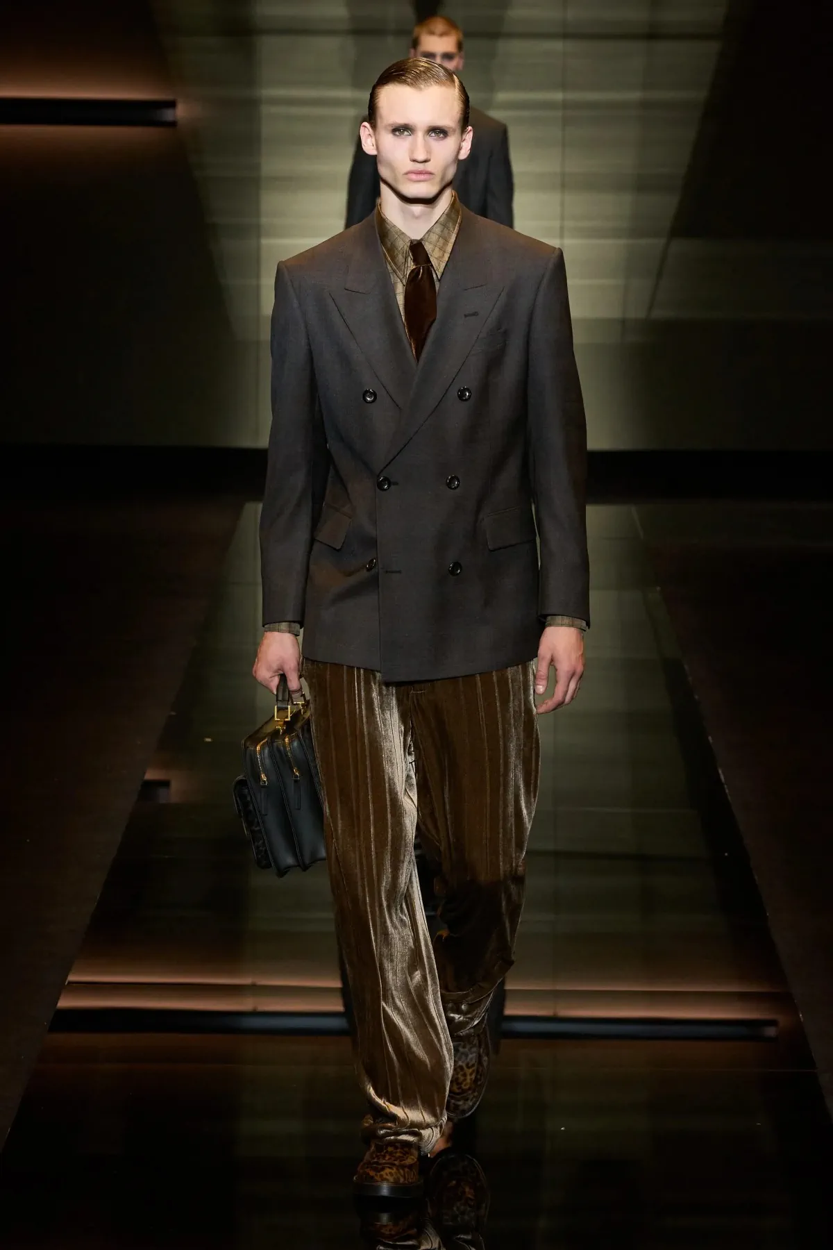 Emporio Armani automne 2025 : une séduisante fusion d'élégance bohème et de sophistication urbaine